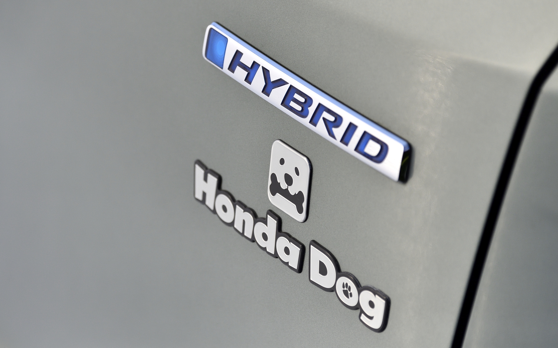 正方形のわんこのイラストとポップな書体の「Honda Dog」がセットになったペットエンブレム（Honda Dogデザイン）は4400円