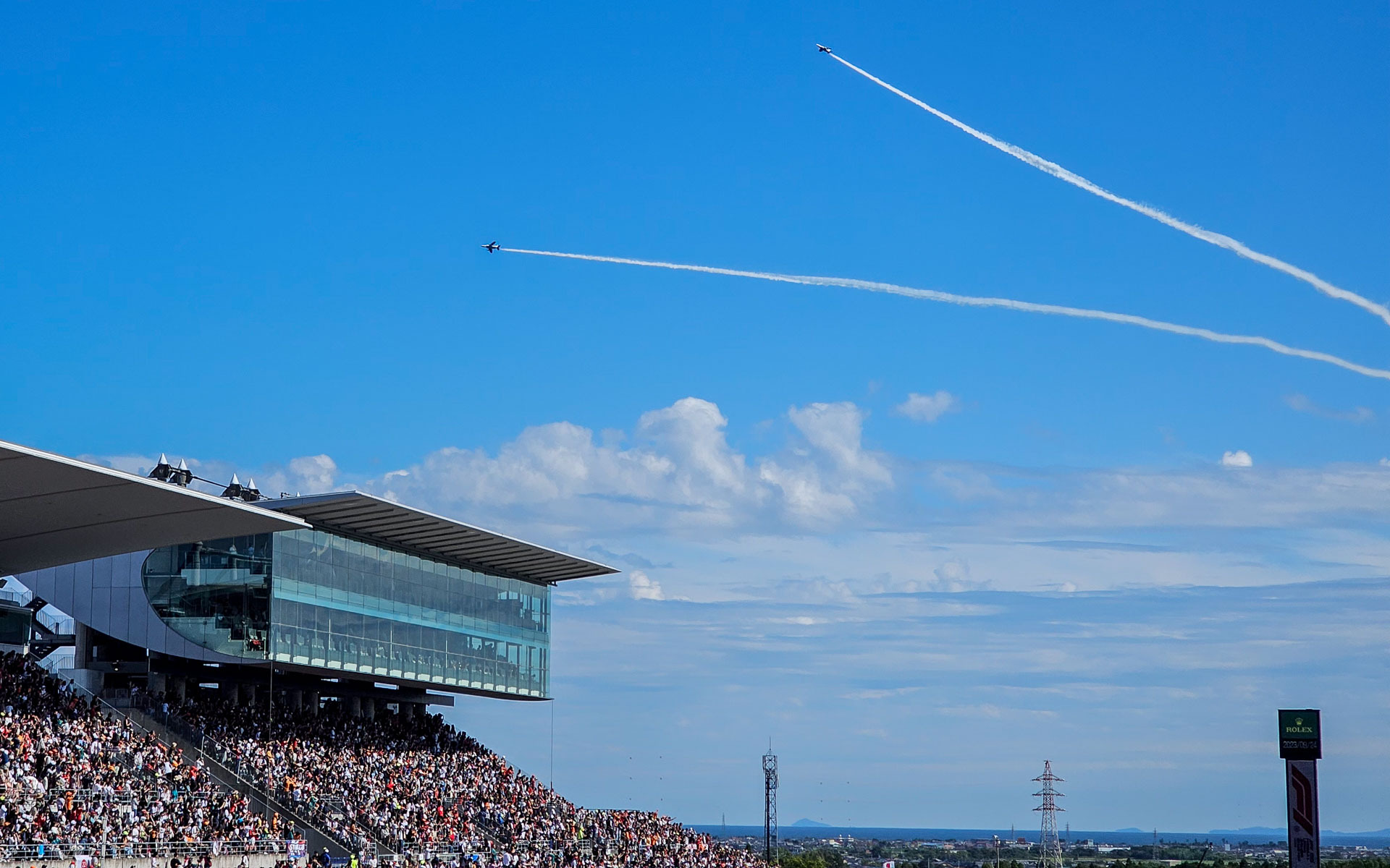 F1日本グランプリの決勝スタート前に展示飛行を行なった航空自衛隊第4航空団第11飛行隊「ブルーインパルス」