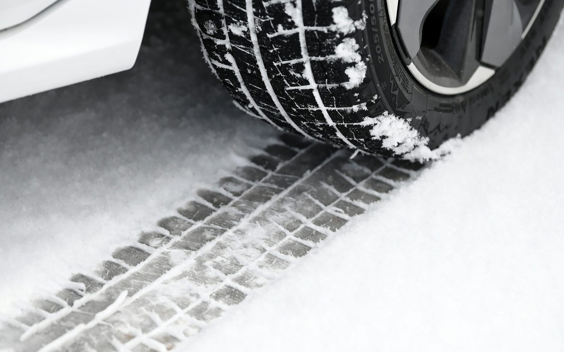 圧雪路でも操舵に対する応答遅れが小さく、コントロール性の高さが光った