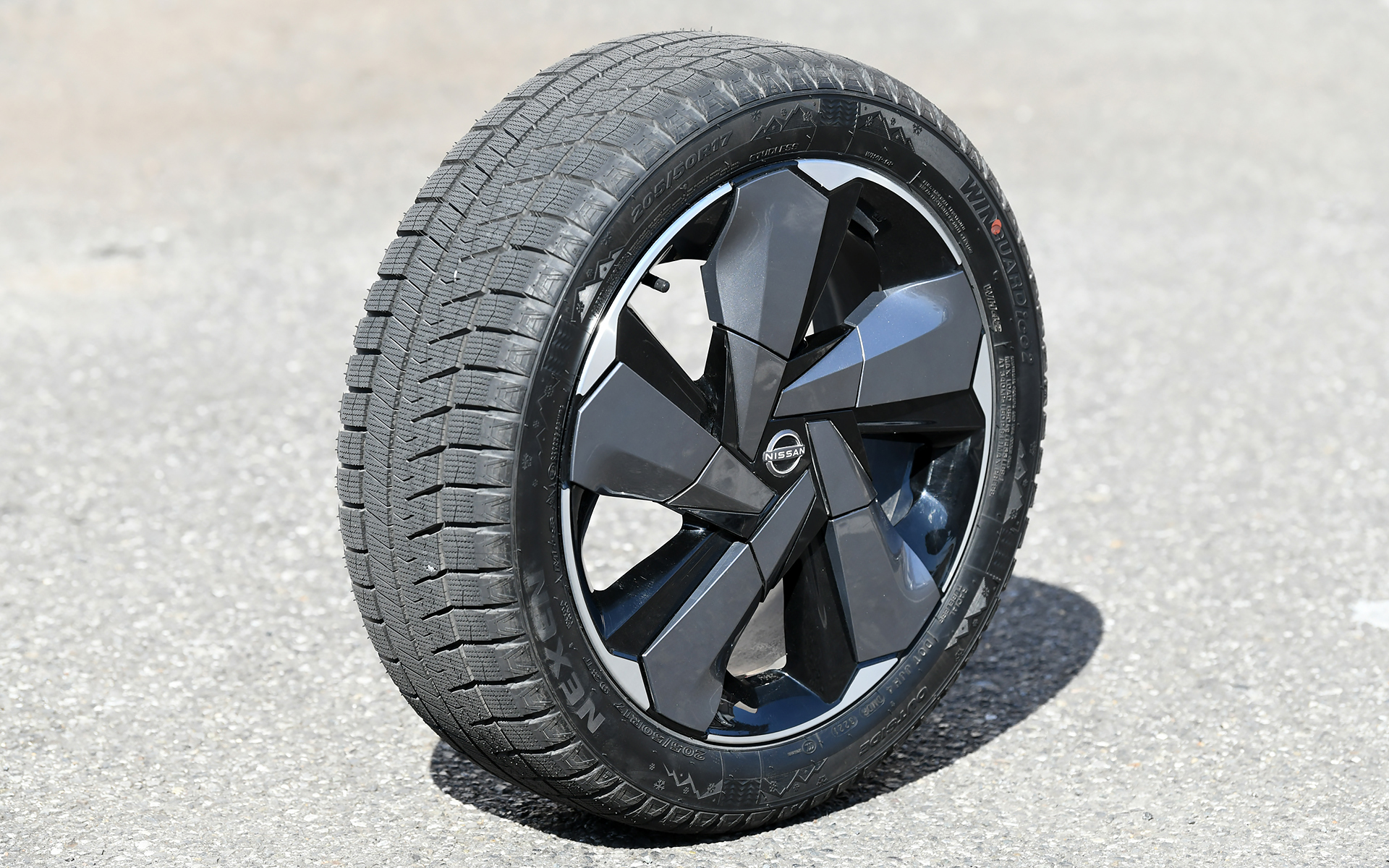 今回試走したのは、2018年9月に日本で発売となったネクセンタイヤジャパンの乗用車用スタッドレスタイヤ「WINGUARD ice2」。「アドバンスド・ソフトコンパウンド」「3Dサイプ」「非対称トレッドパターン」という3つの新技術を採用しつつ、アイス性能のさらなる向上を目指して開発されたソフトコンパウンド使用のノルディックタイプ。145/80R13 75T～225/40R18 88Tの全25サイズを展開する