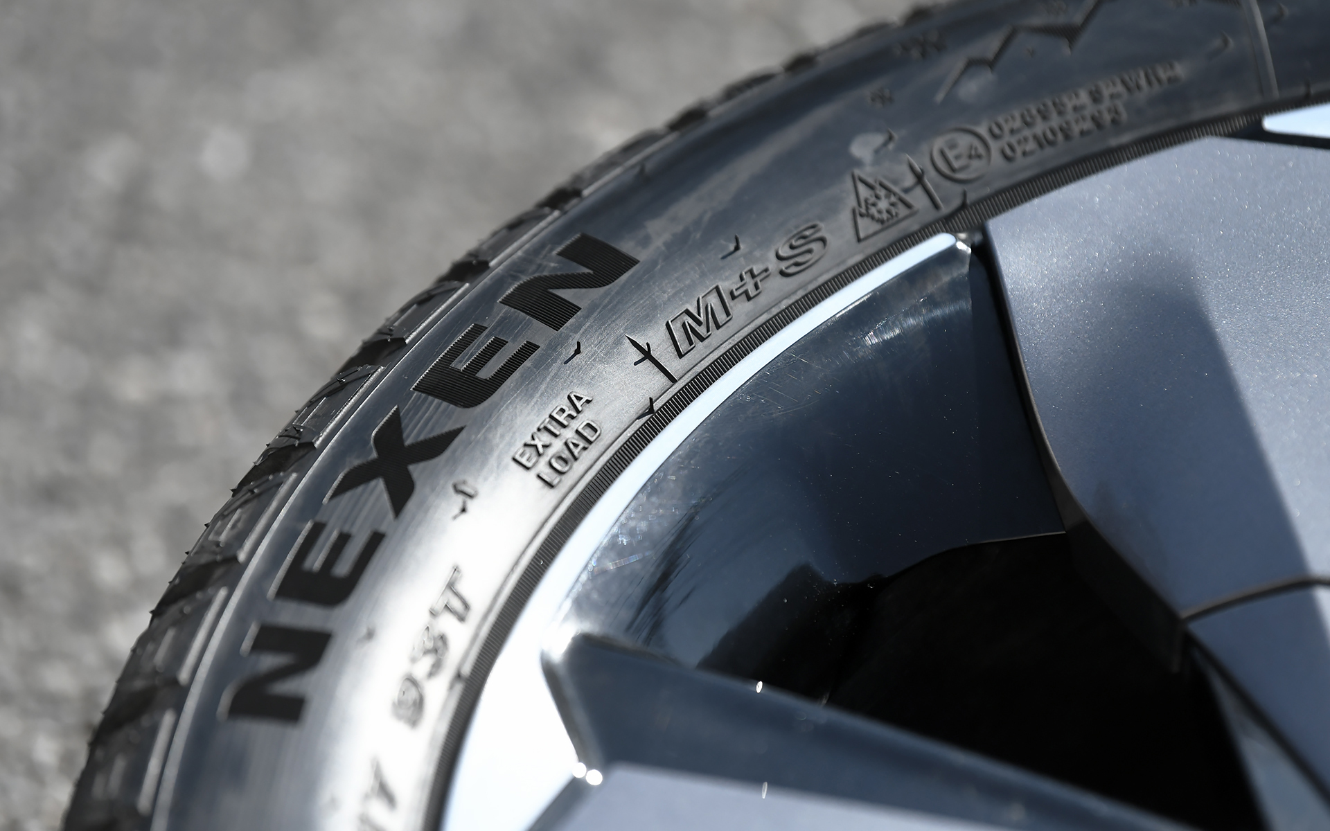 サイドウォールにはM＋Sマークとスノーフレークマークを刻印。なお、新開発のソフトコンパウンドは低温域でも柔軟性を失わず、高温域ではゴムの剛性を保つという特性を持ち、氷雪路でのブレーキング性能を向上させているという