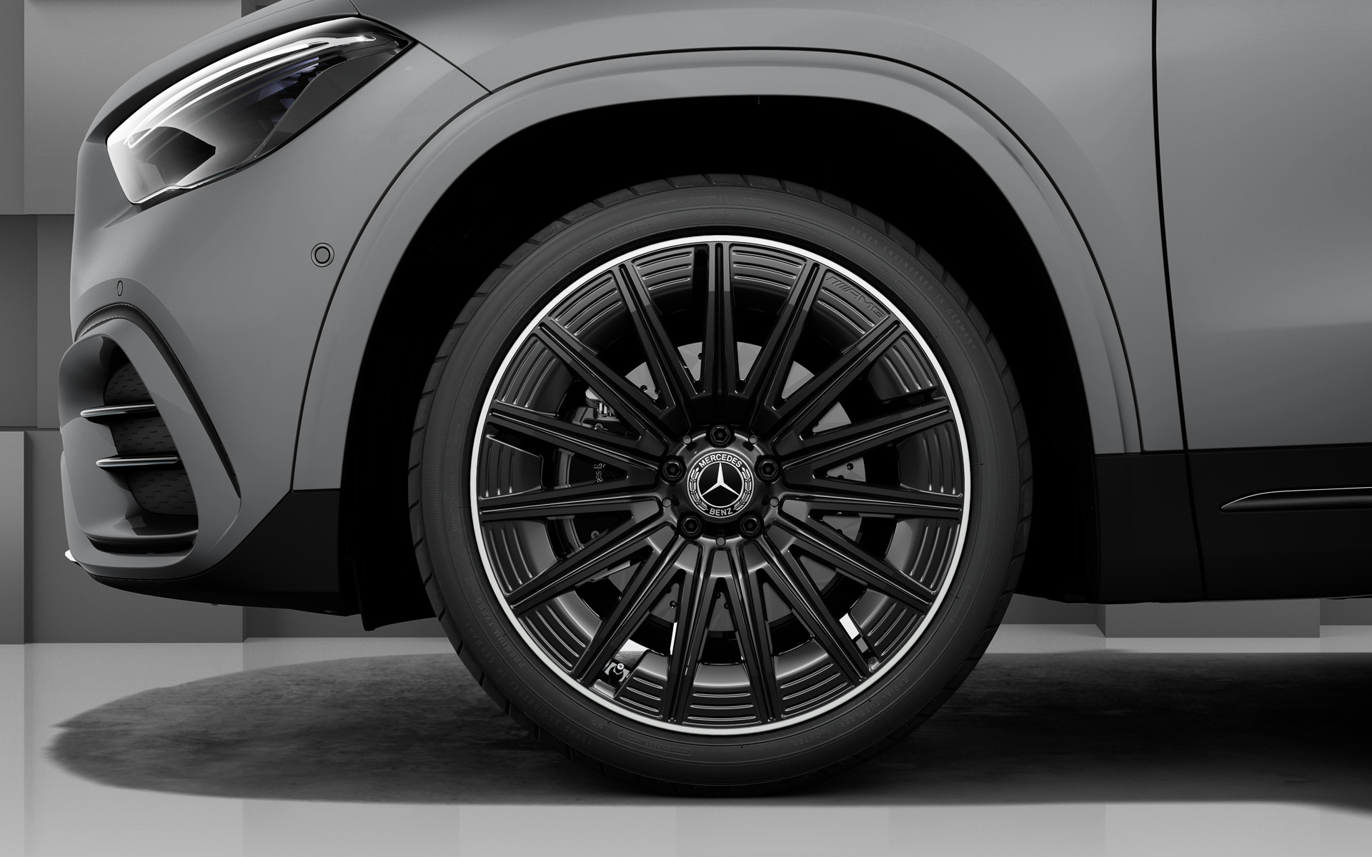 20インチAMGアルミホイールを装備