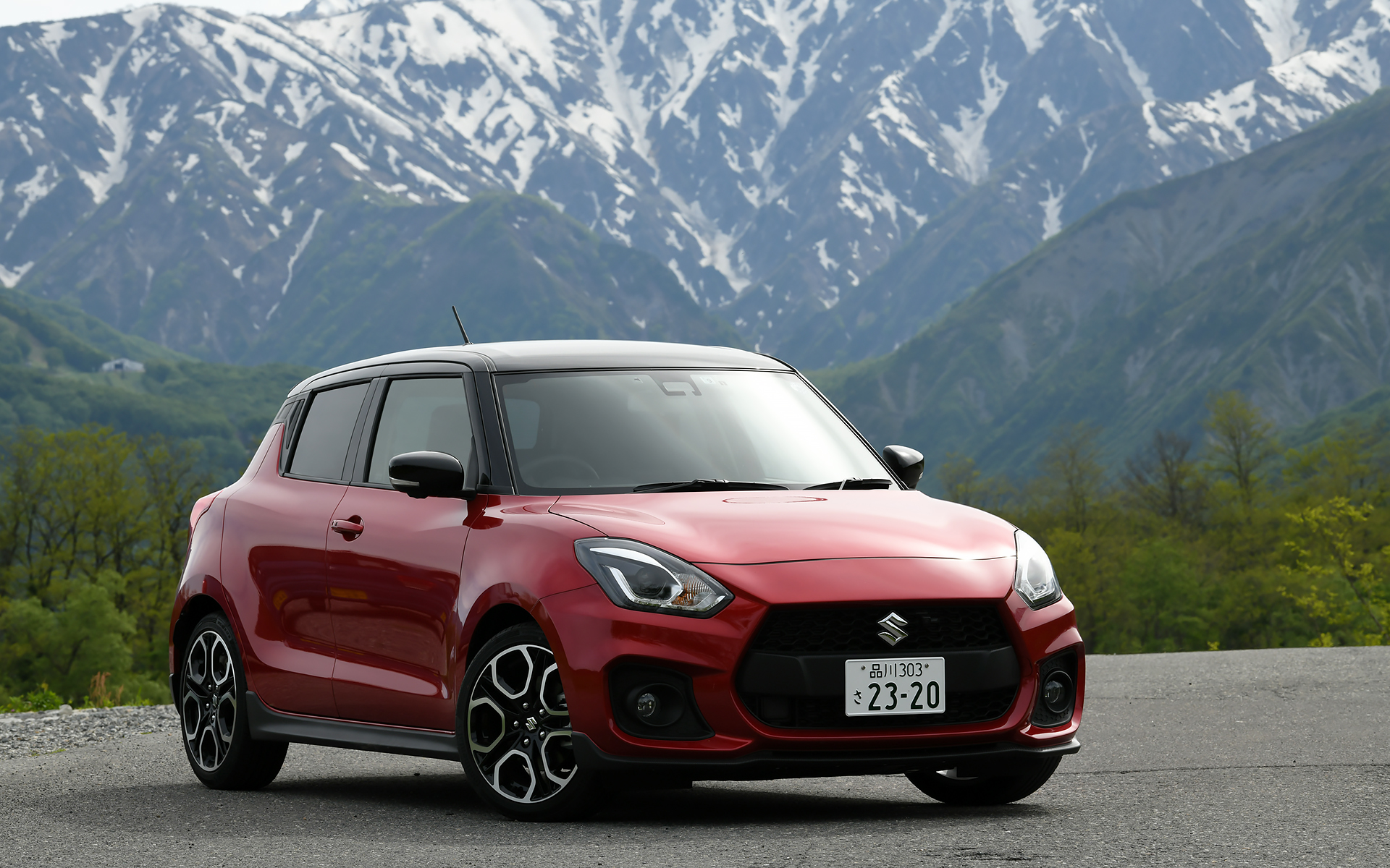 スイフト スポーツのボディサイズは3890×1735×1500mm（全長×全幅×全高）、ホイールベースは2450mm。車両重量は970kg。駆動方式は2WDのみが設定されており、試乗車は全方位モニター用カメラパッケージ装着車の6速MTモデル。価格は208万1200円