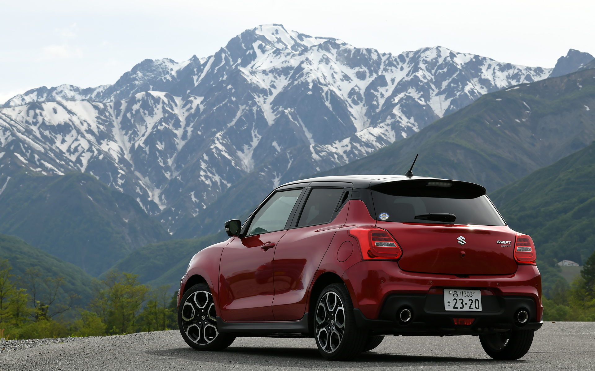 スイフト スポーツのボディサイズは3890×1735×1500mm（全長×全幅×全高）、ホイールベースは2450mm。車両重量は970kg。駆動方式は2WDのみが設定されており、試乗車は全方位モニター用カメラパッケージ装着車の6速MTモデル。価格は208万1200円