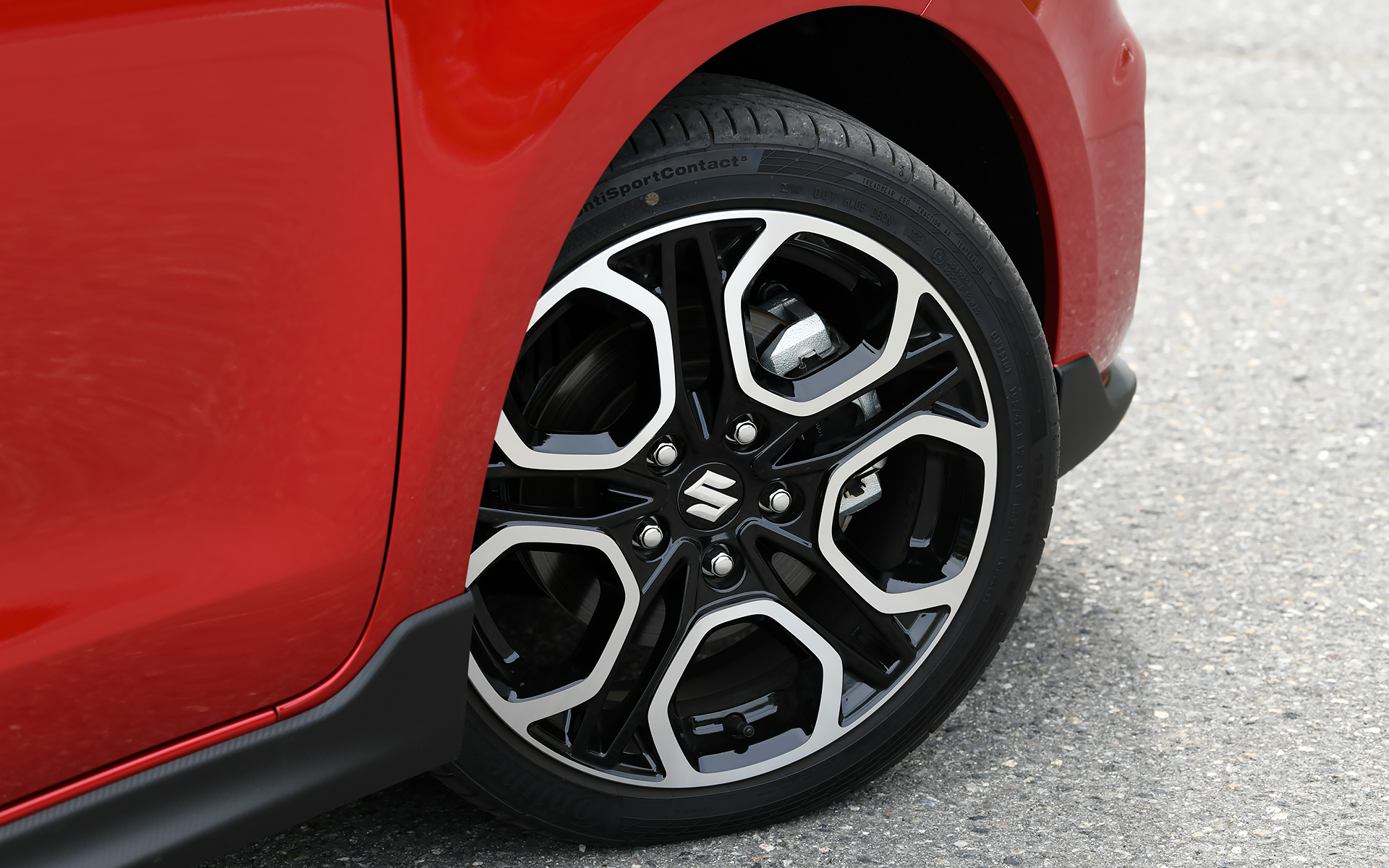 ノーズを前方にせり出させた専用バンパー＆グリルにより躍動感を強調し、存在感のある専用マフラーで迫力のリアビューを演出。切削加工とブラック塗装を施した17インチアルミホイールには195/45R17サイズのコンチネンタル「ContiSportContact 5」を装着