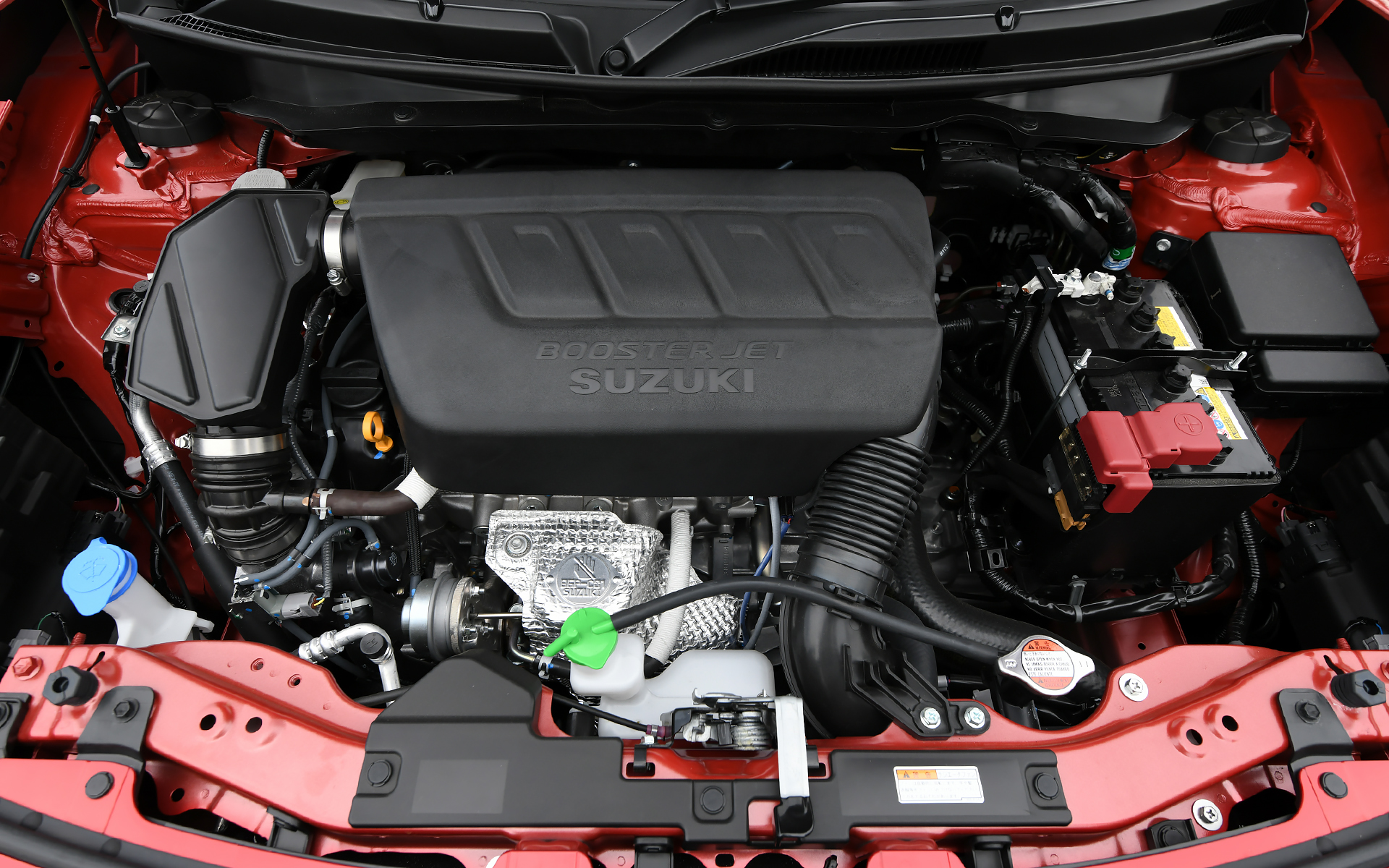 最高出力103kW（140PS）/5500rpm、最大トルク230Nm（23.4kgfm）/2500-3500rpmを発生する直列4気筒DOHC 1.4リッター直噴ターボ「K14C」型エンジンを搭載。6速MTモデルのWLTCモード燃費は17.6km/L