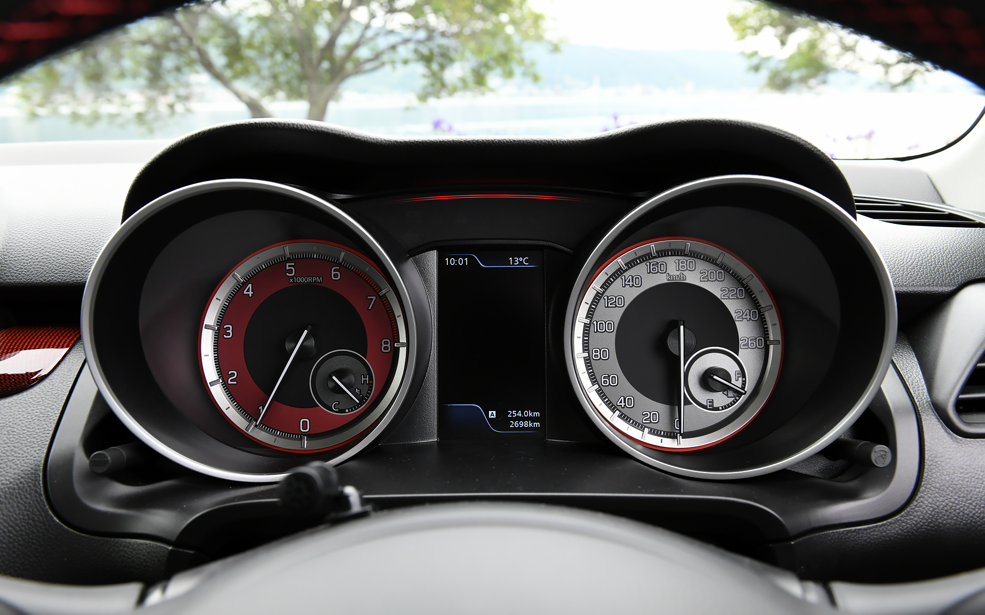 専用スピードメーター＆タコメーターの中心には、カラーのマルチインフォメーションディスプレイを配置