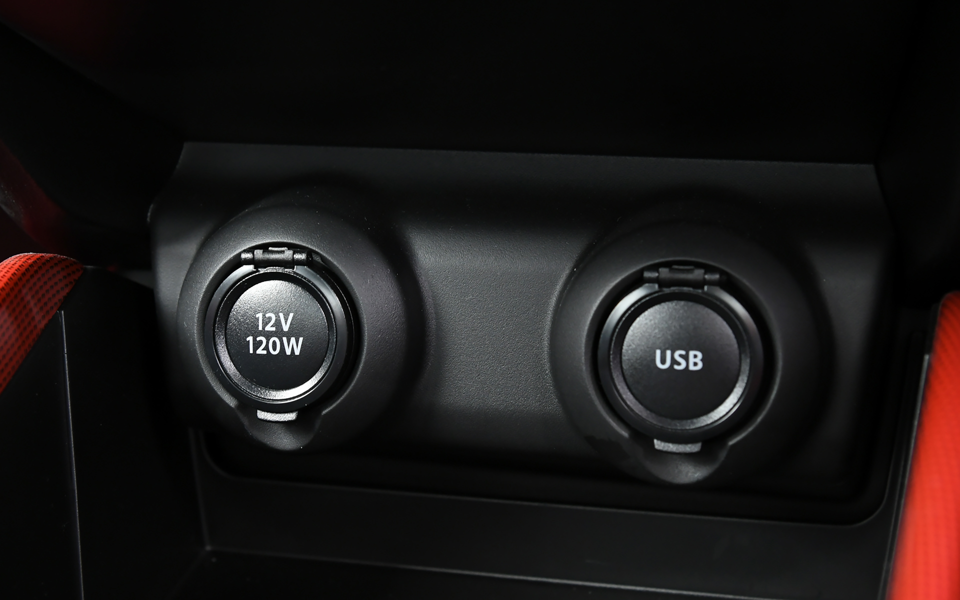 ナビゲーションはオプション設定。USBの充電ポートも備える