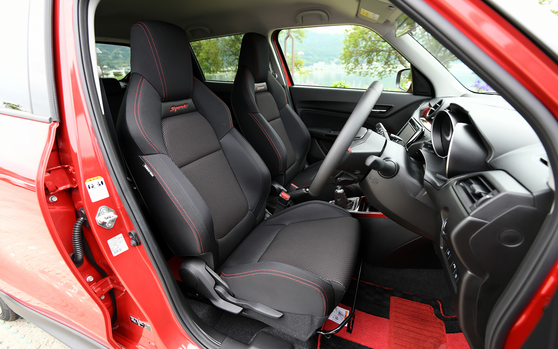 専用デザインのシート。フロントリアともに座面と背面にレッドのアクセントが入る