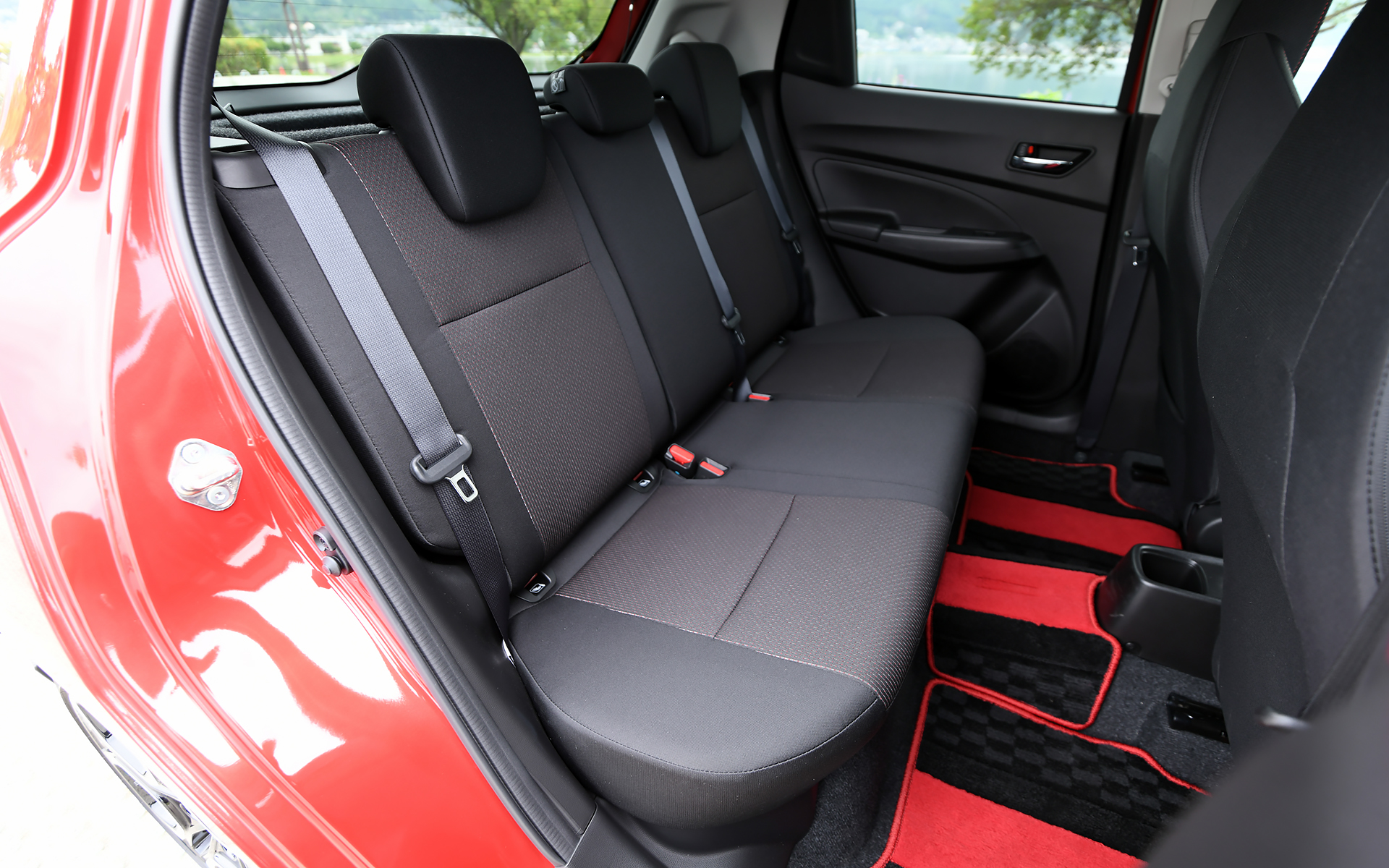 専用デザインのシート。フロントリアともに座面と背面にレッドのアクセントが入る
