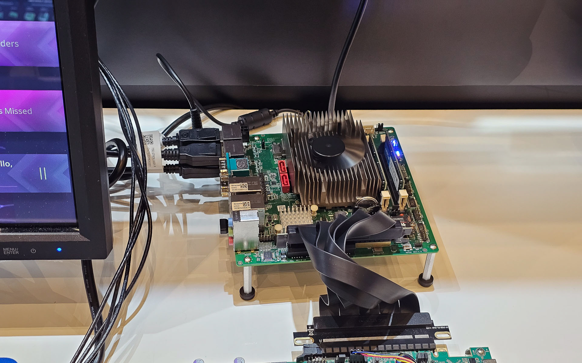 組み込みRyzenを搭載した開発ボード