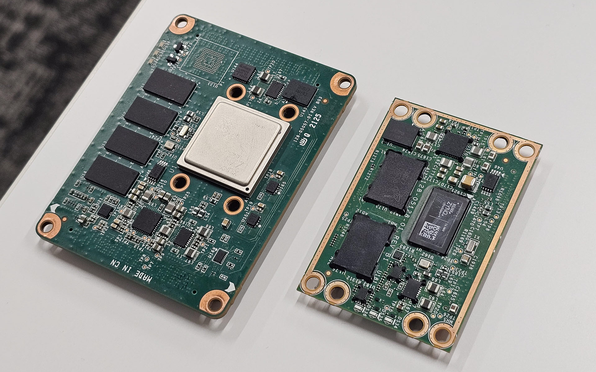 左がKria K26 SOM、右がKria K24 SOM