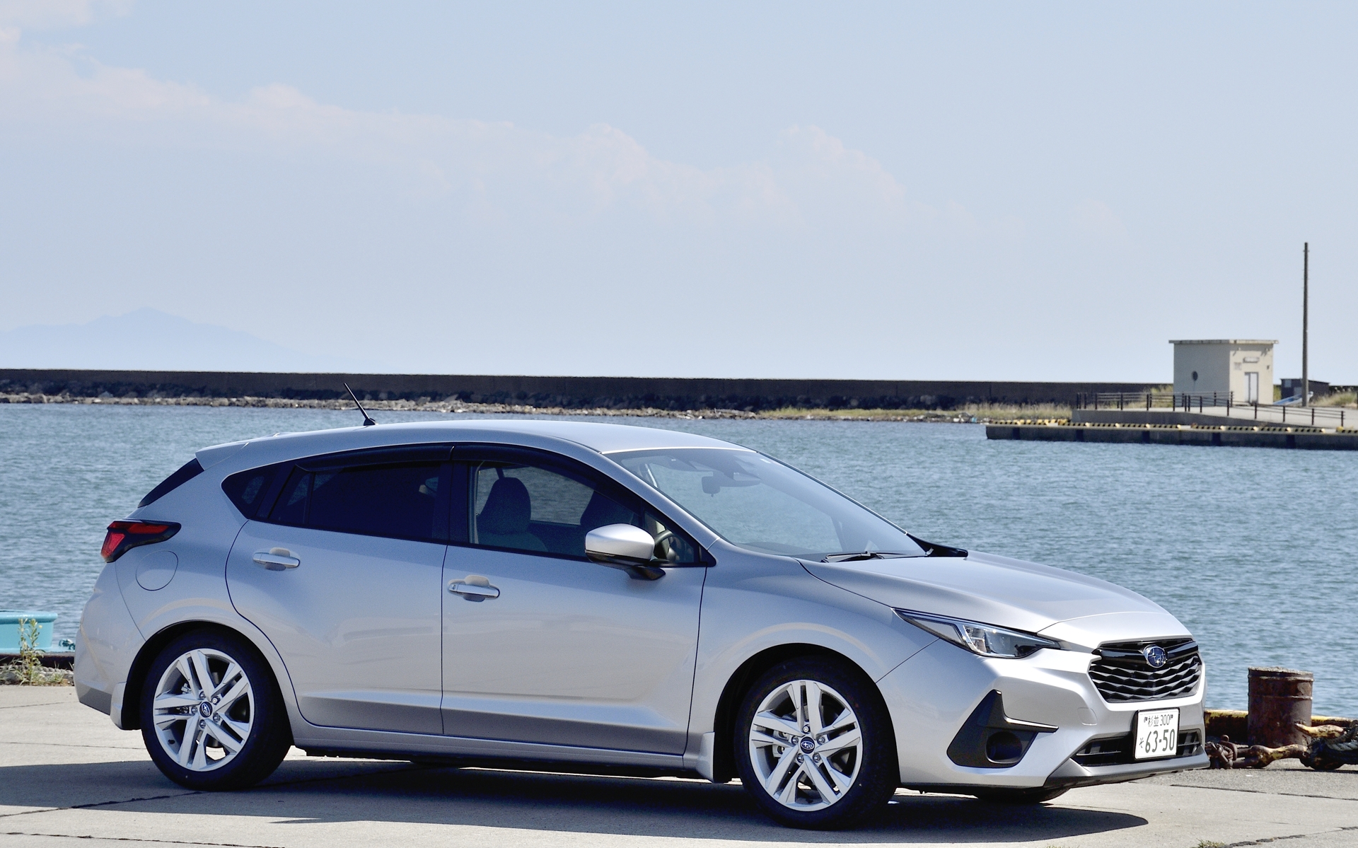 インプレッサのベーシックグレードST。価格は2WDモデルで229万9000円。ボディサイズは4475×1780×1450mm（全長×全幅×全高）、ホイールベースは2670mm。車両重量は1655kg。アイサイトは「プリクラッシュブレーキ」「全車速追従クルーズコントロール」「車線逸脱抑制」「先行車発進お知らせ機能」といった「アイサイトコアテクノロジー」をしっかりと標準装備している