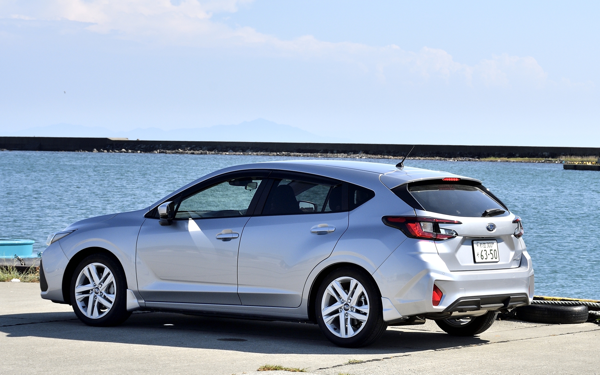 インプレッサのベーシックグレードST。価格は2WDモデルで229万9000円。ボディサイズは4475×1780×1450mm（全長×全幅×全高）、ホイールベースは2670mm。車両重量は1655kg。アイサイトは「プリクラッシュブレーキ」「全車速追従クルーズコントロール」「車線逸脱抑制」「先行車発進お知らせ機能」といった「アイサイトコアテクノロジー」をしっかりと標準装備している