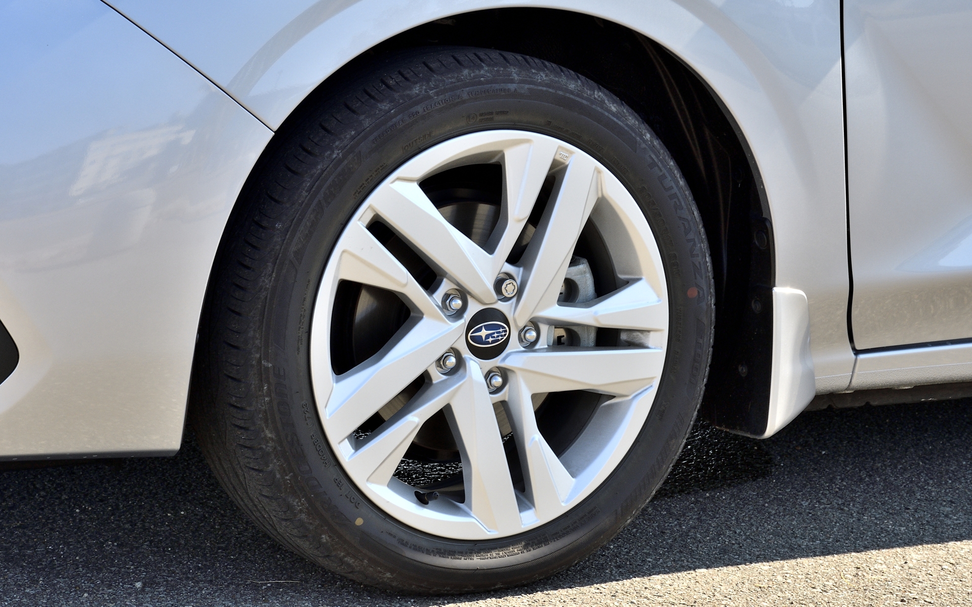 シンプルなシルバーの17インチアルミホイールに組み合わせるタイヤはブリヂストン「TURANZA T001」（205/50R17）