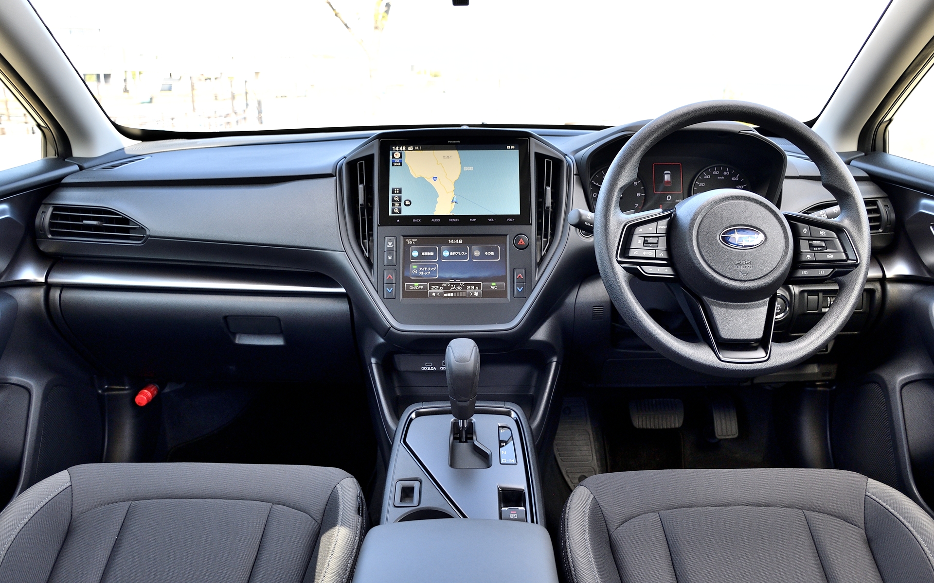 “運転に必要なものだけそろえました”といった印象のインテリア。7インチセンターインフォメーションディスプレイは標準装備されるが、ナビゲーションはオプション設定。シート表皮はトリコット（シルバーステッチ）