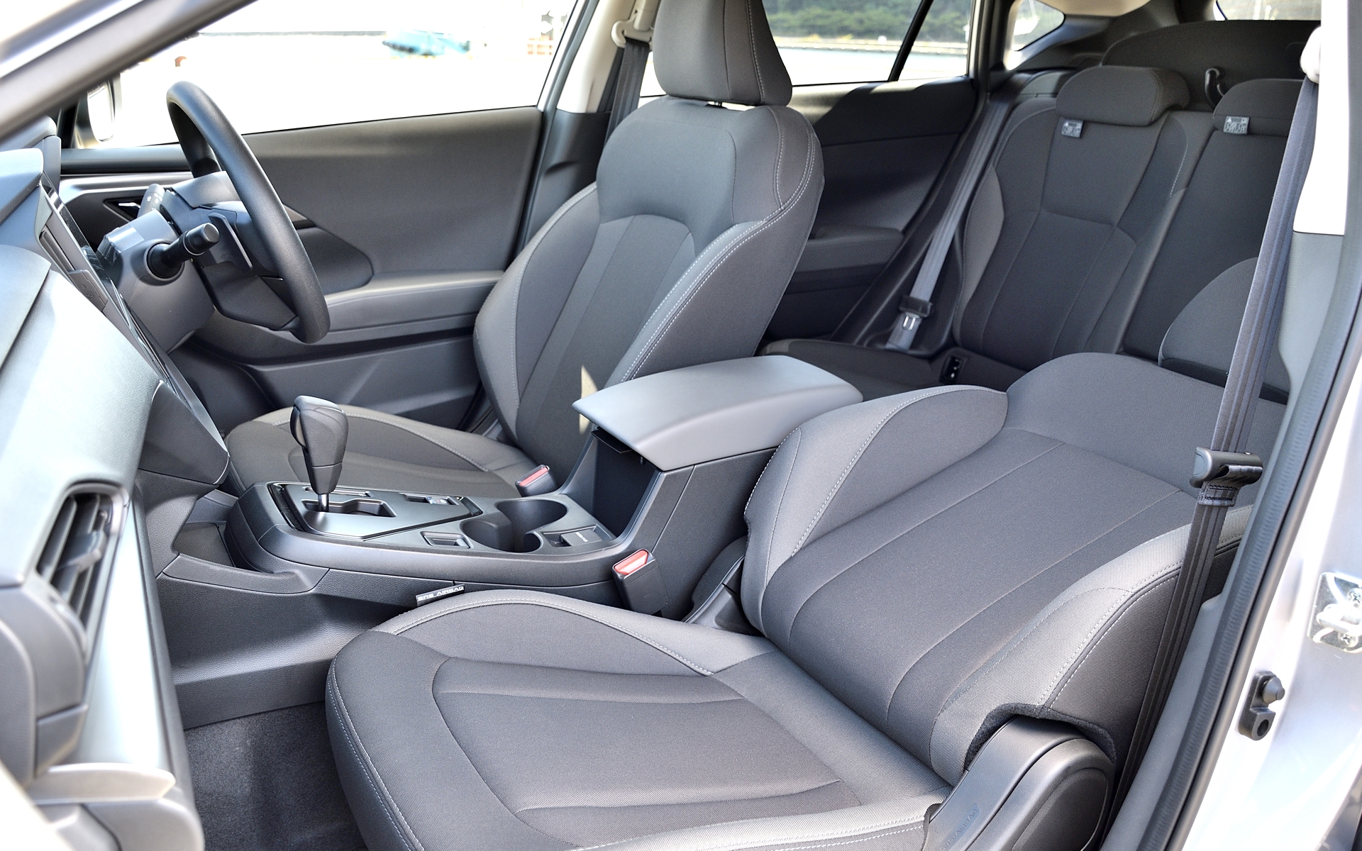 “運転に必要なものだけそろえました”といった印象のインテリア。7インチセンターインフォメーションディスプレイは標準装備されるが、ナビゲーションはオプション設定。シート表皮はトリコット（シルバーステッチ）