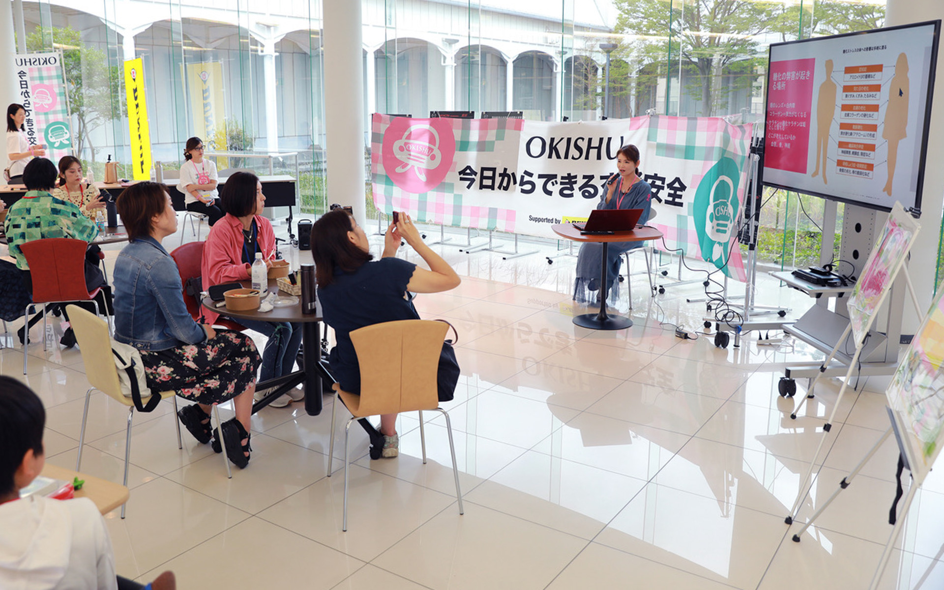 最後は、ヘルシーなランチをいただきながら、人気料理研究家の関口絢子さんによる、深くてタメになる美肌トークの時間。見た目はエレガントな関口さんですが、実は大のクルマ好きでバイク乗りでもあるという、とっても素敵な女性なんです。関口さんのYouTubeチャンネルでは、今日から簡単にできる美活レシピが満載だそうなので、ぜひチェックしてみてくださいね