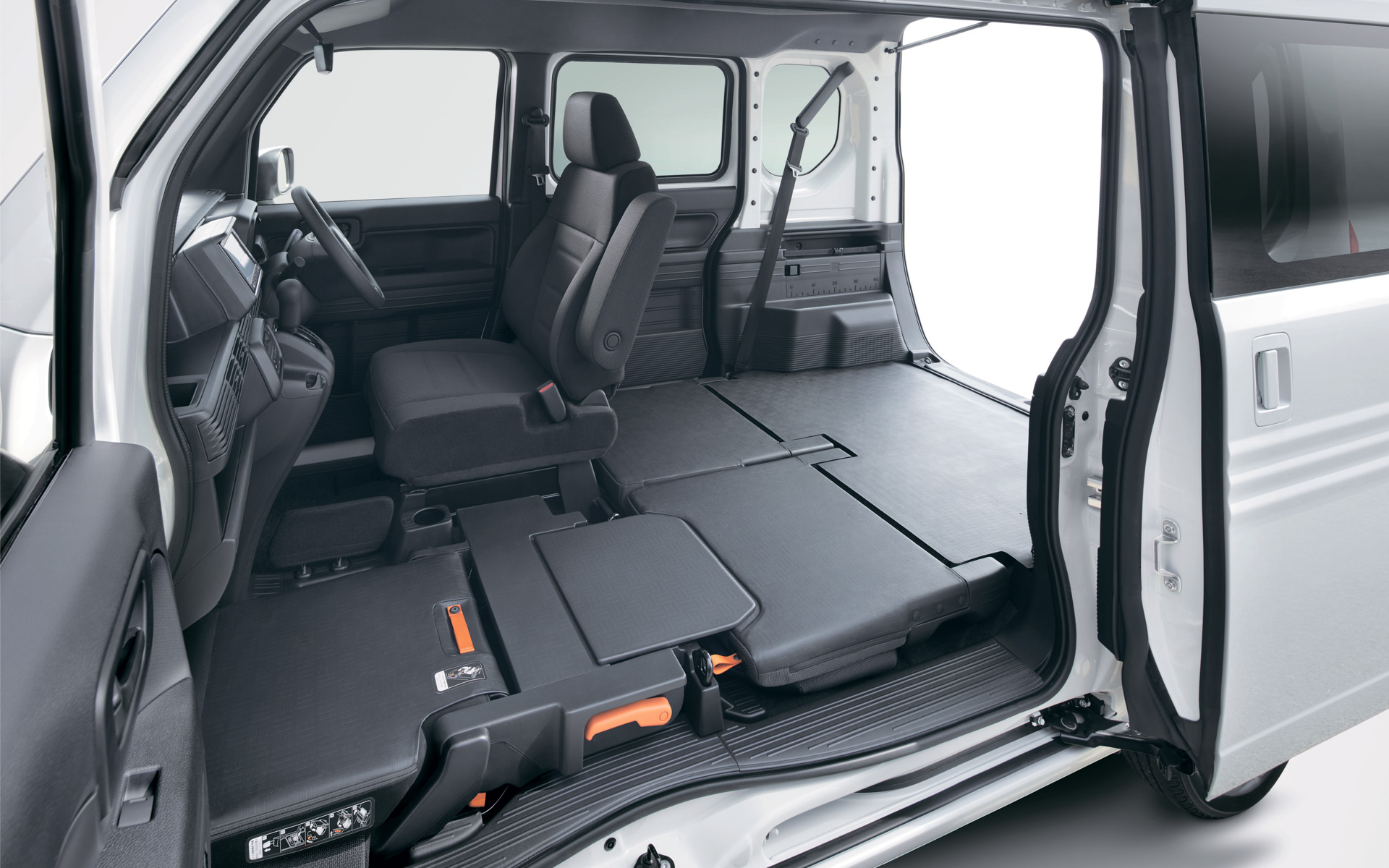 写真はガソリンモデルのN-VAN