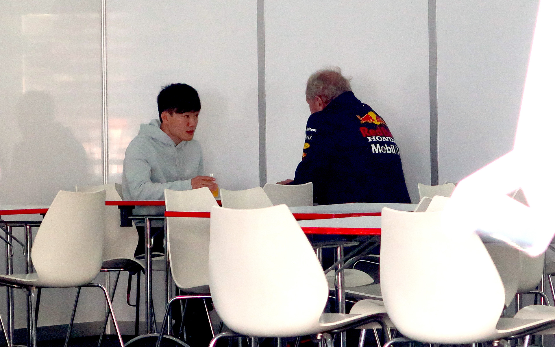 ホンダのホスピタリティハウスで会談する角田選手とマルコ氏