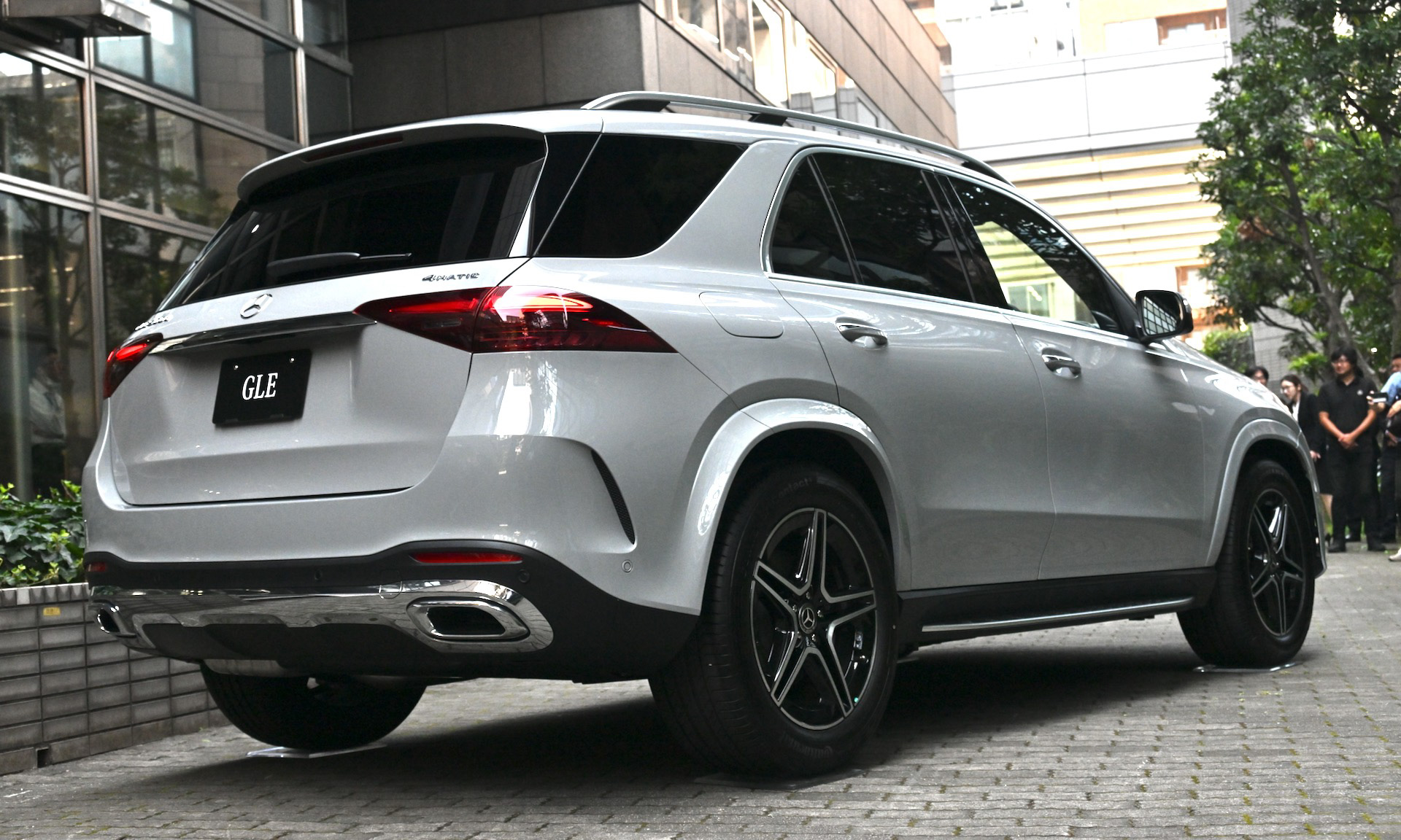 撮影車はGLE 300d 4MATIC