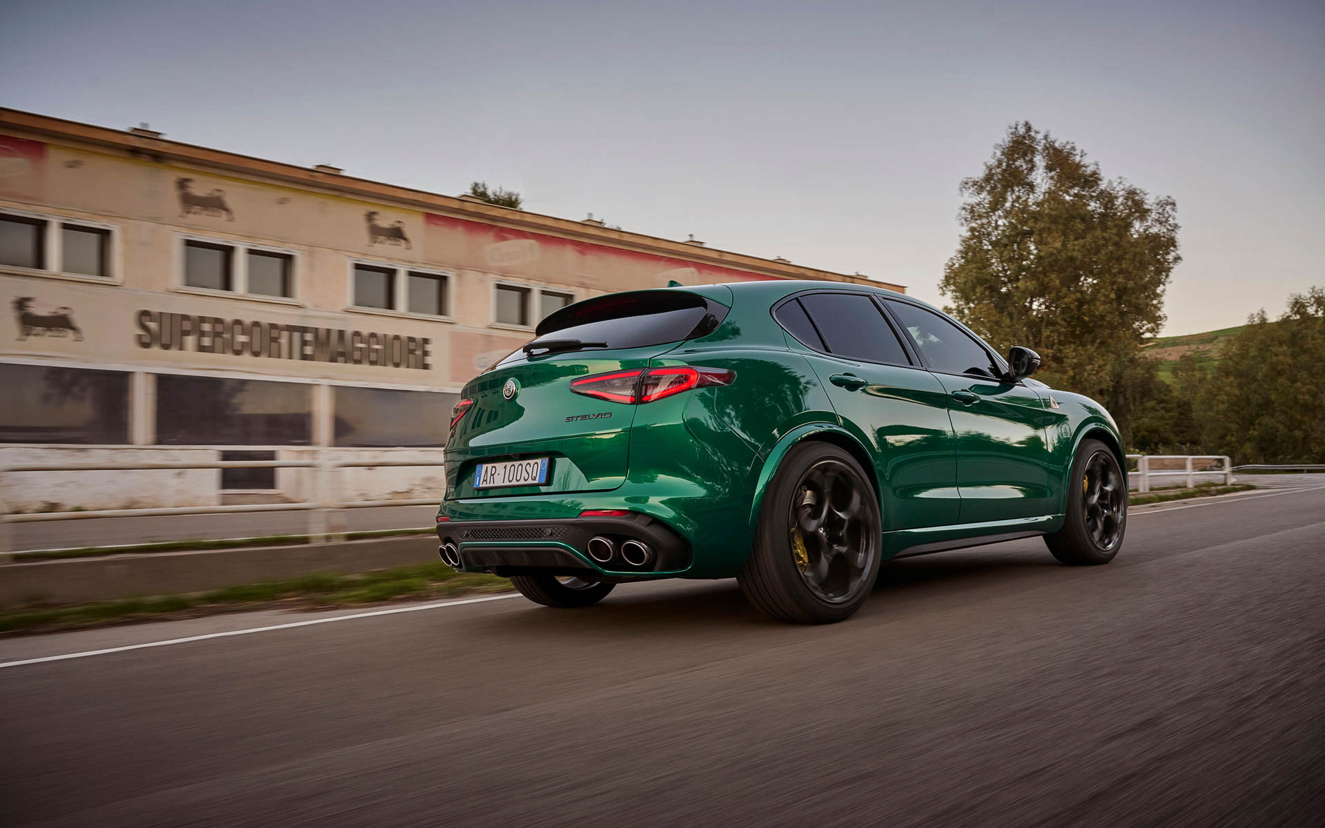 ステルヴィオ クアドリフォリオ 100th アニヴェルサリオは21台を日本へ導入