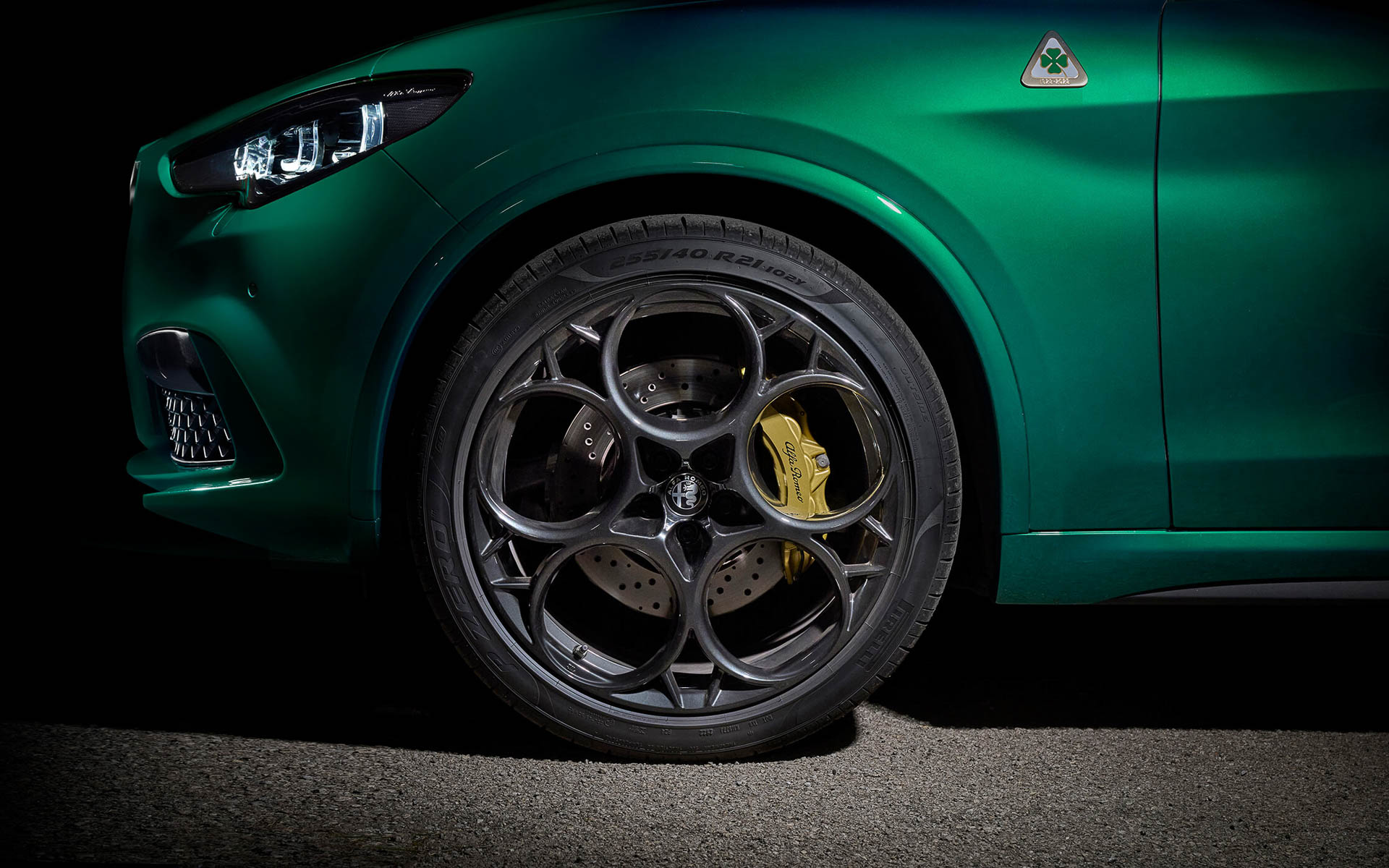 ブレーキキャリパーはゴールド仕上げ