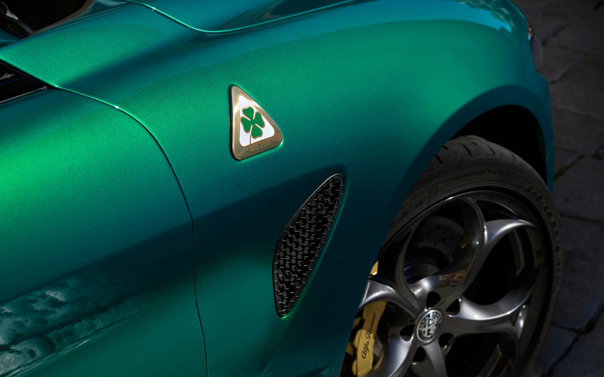 100周年記念特別エンブレムがあしらわれる