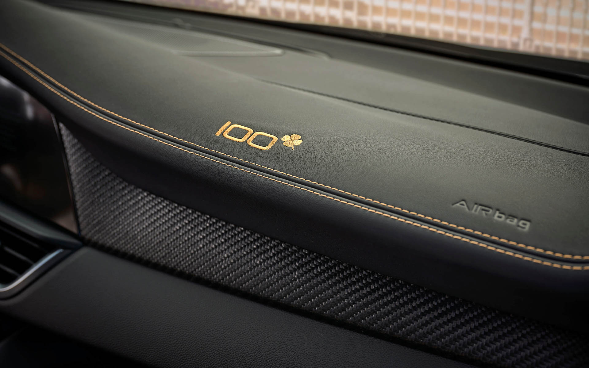 フロントダッシュボードに100周年記念特別ロゴのゴールドステッチが入る