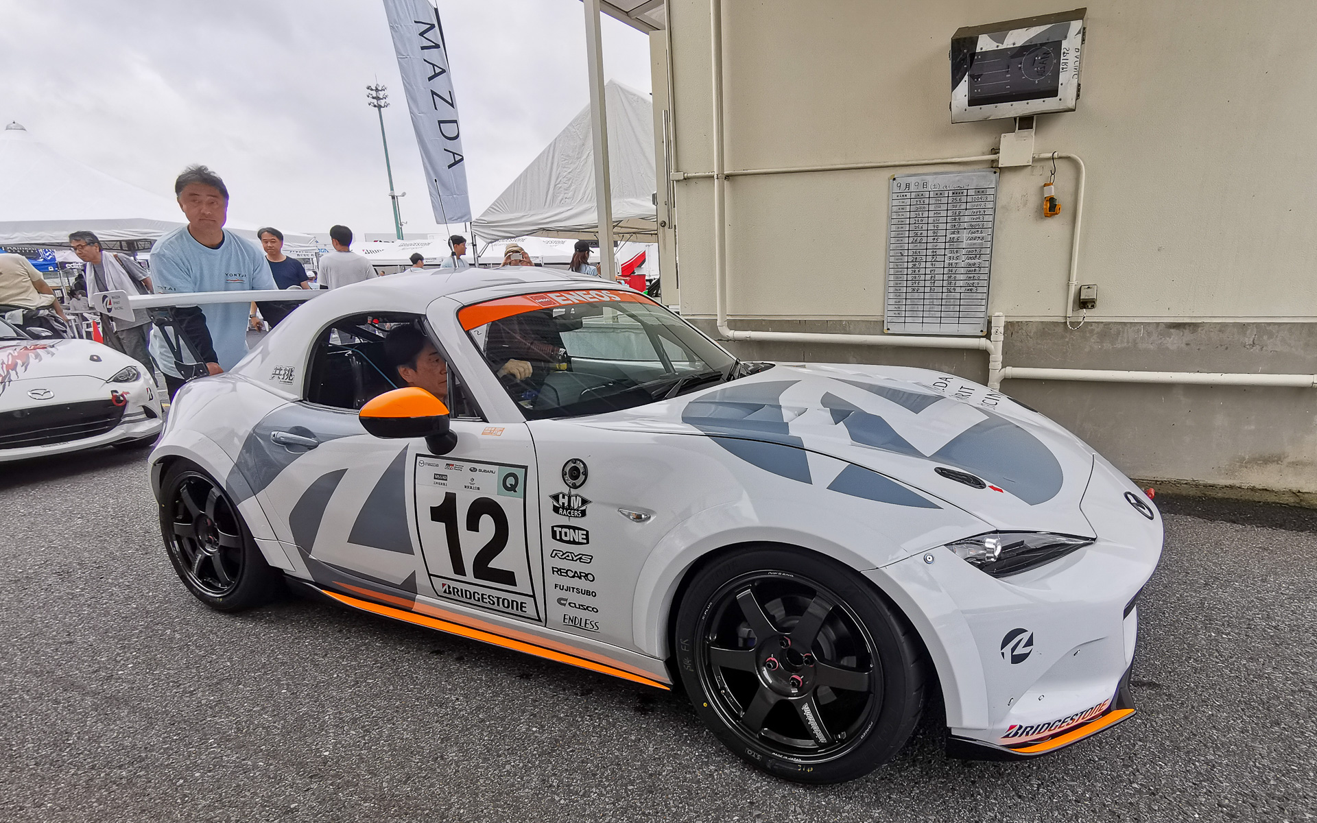 メディア4耐のスタート前。スーパー耐久仕様のロードスターが参戦車両の先導走行を実施