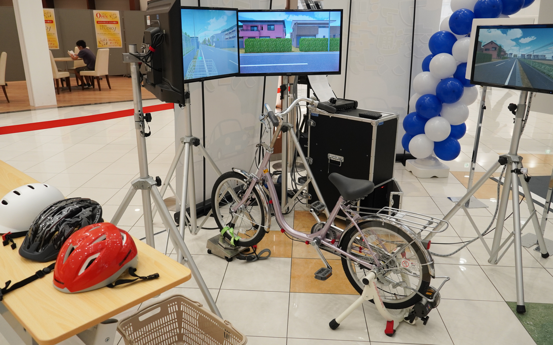 自転車に乗って行なう危険予測シミュレーター