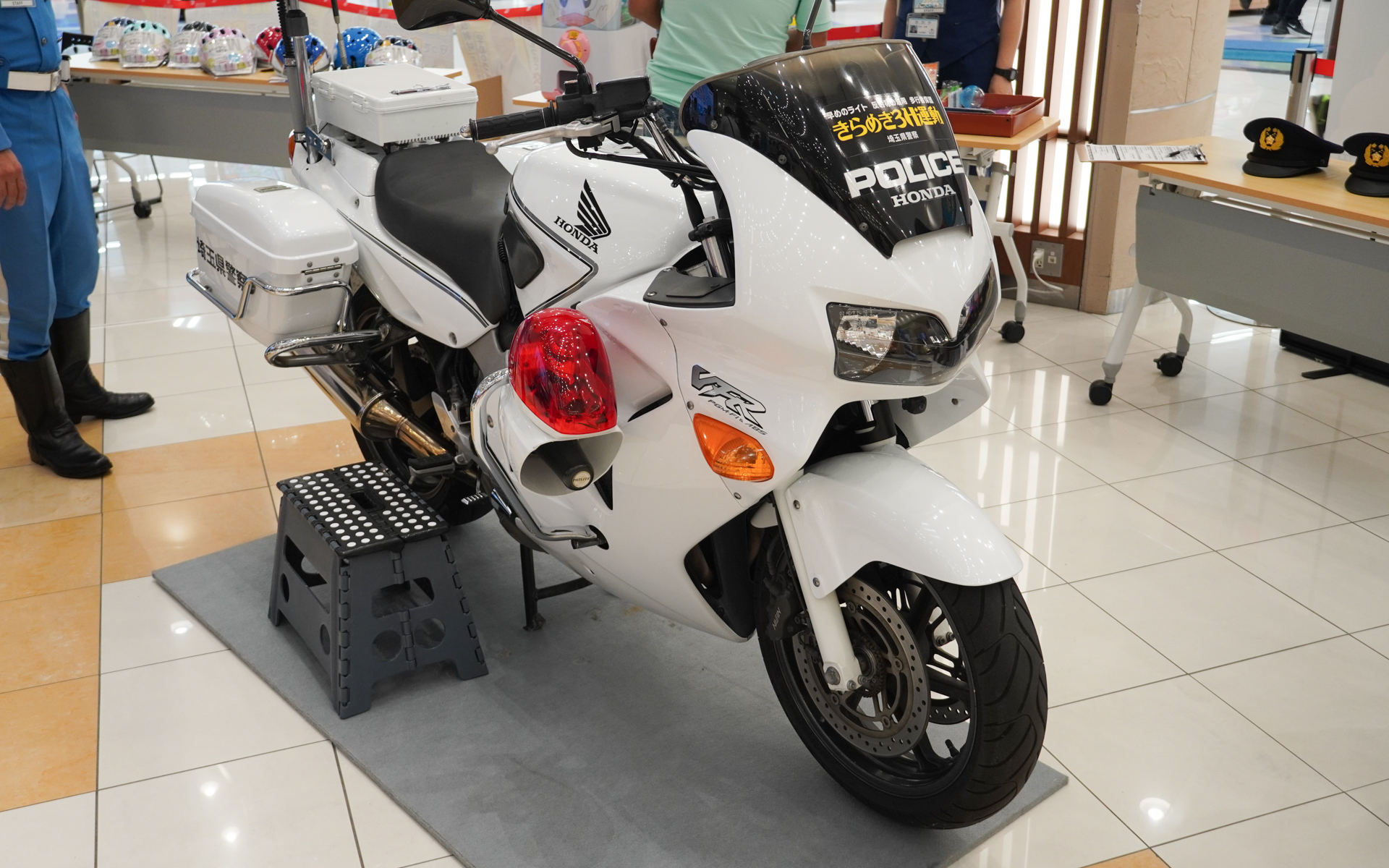 埼玉県警では、白バイを持ち込み、子供用制服を着用して写真が撮れる。子供がいなくなれば大きなお友だちもまたがって撮影に参加していた