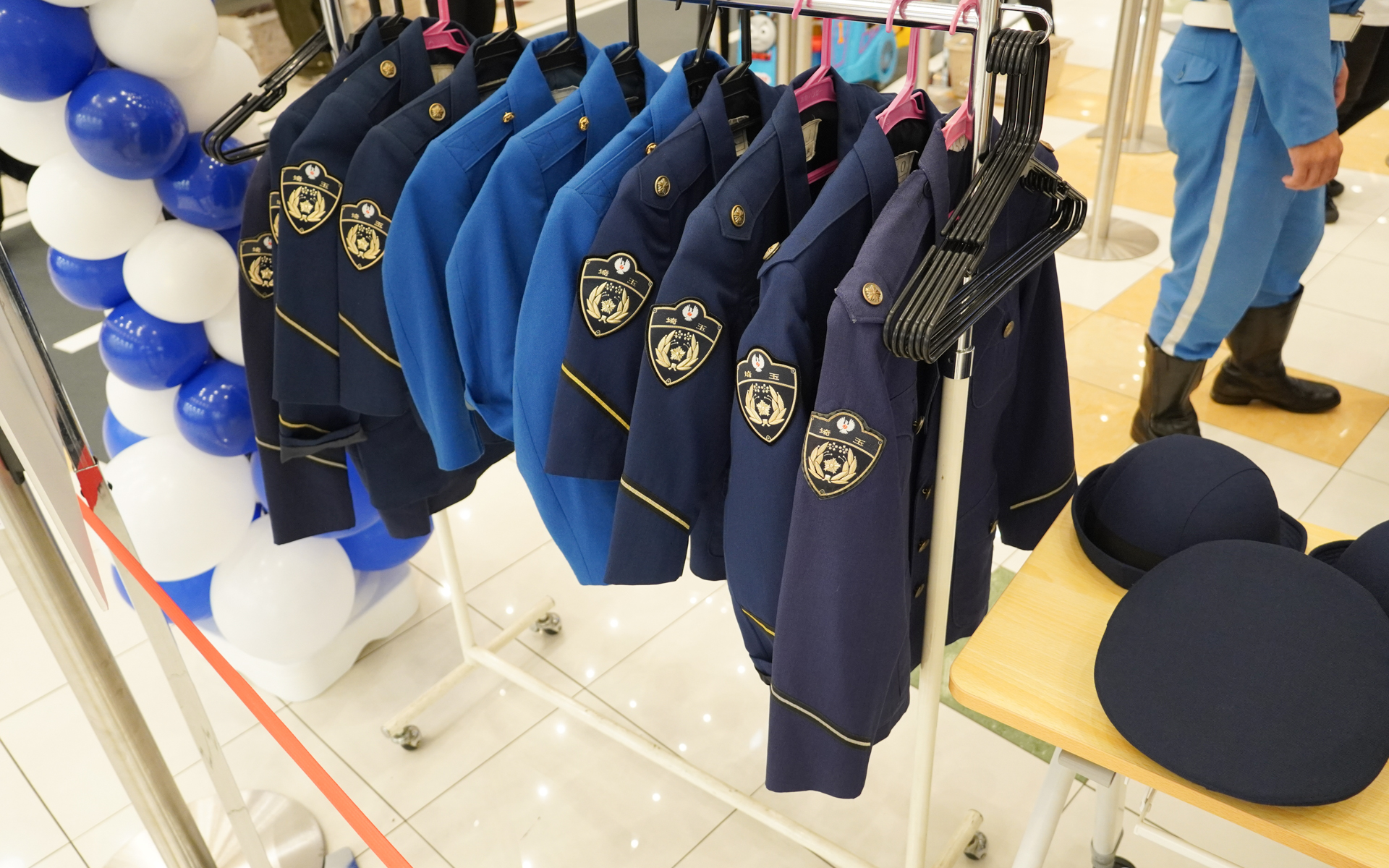子供用の制服。白バイ隊員の制服もある