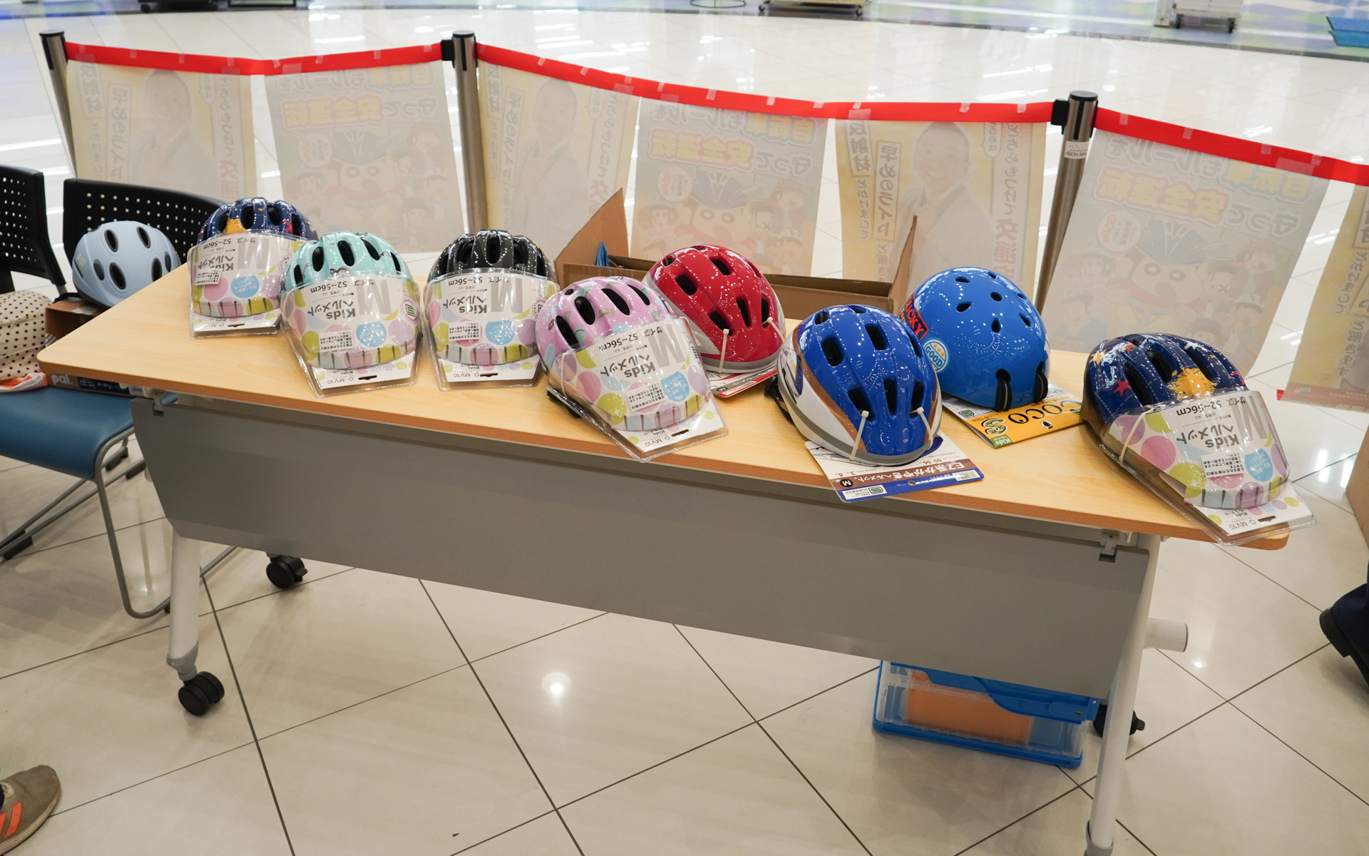 これは埼玉県警のアンケートの景品の自転車用ヘルメット。当たればその場でもらえるという大盤振る舞い