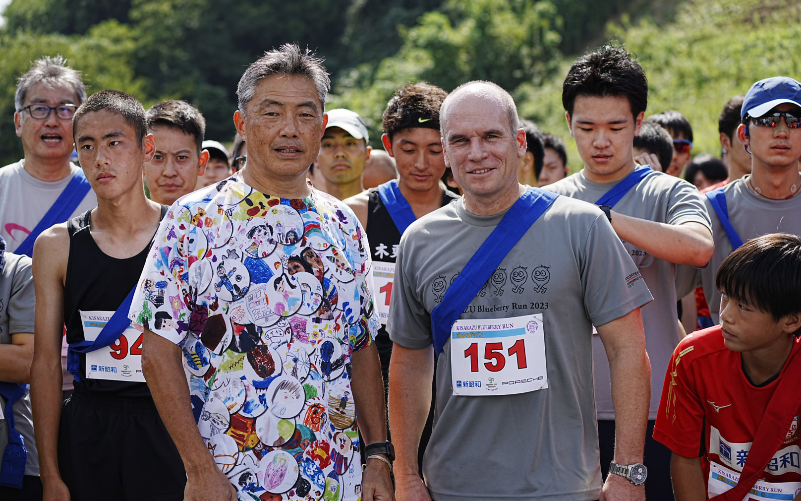 木更津ブルーベリーRUNに臨む渡辺芳邦市長（左）とフィリップ・フォン・ヴィッツェンドルフ社長（右）