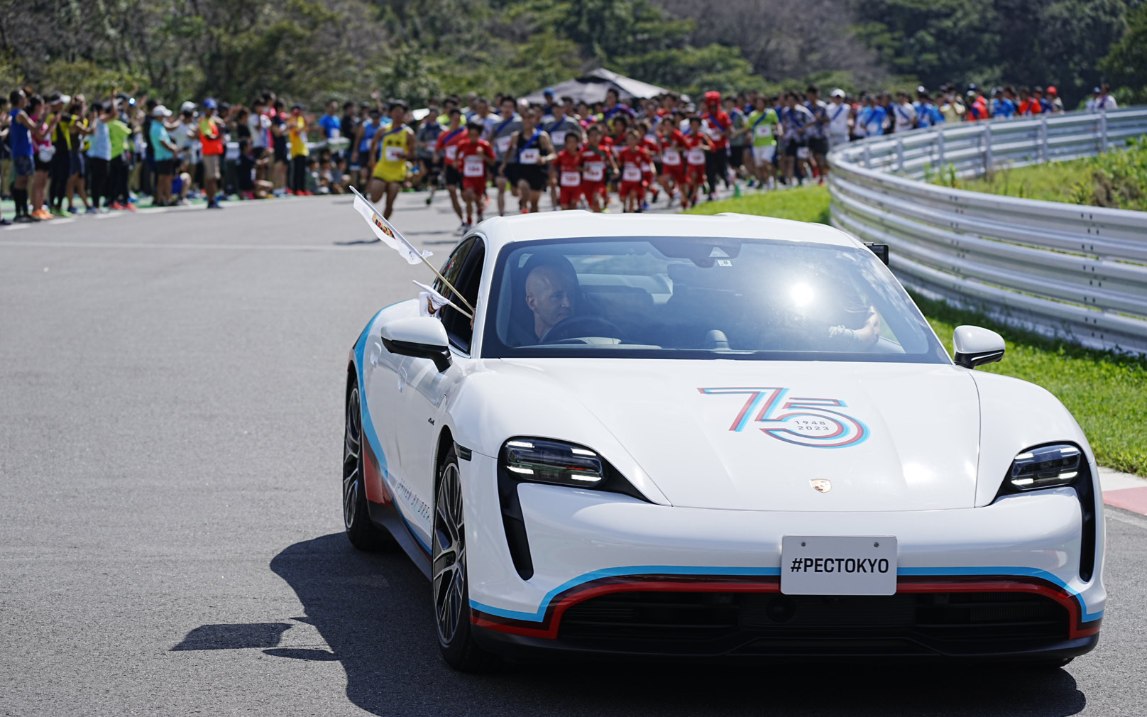 木更津ブルーベリーRUNを先導するタイカン