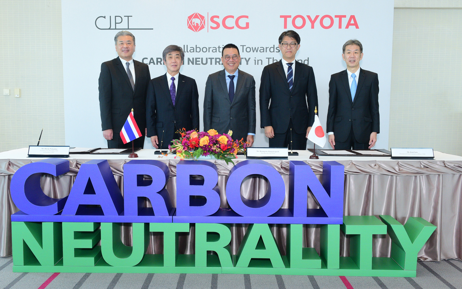 写真はタイにおけるカーボンニュートラルの実現に向けた協業を進めるべく、Siam Cement Group、トヨタ、CJPTの3社が基本合意書を締結したときのもの。左から CJPT 代表取締役社長 中嶋裕樹氏、いすゞ自動車 代表取締役 取締役会長 CEO 片山正則氏、SCG 社長兼CEO Roongrote Rangsiyopash氏、トヨタ自動車 社長兼CEO 佐藤恒治氏、日野自動車 代表取締役社長 CEO 小木曽聡氏