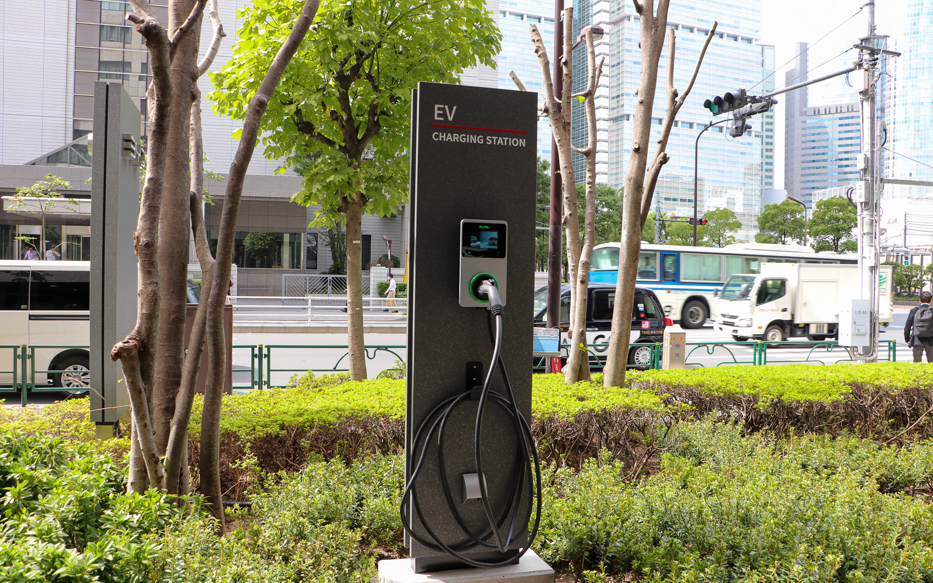 ショールーム前には充電設備が2つ設けられている