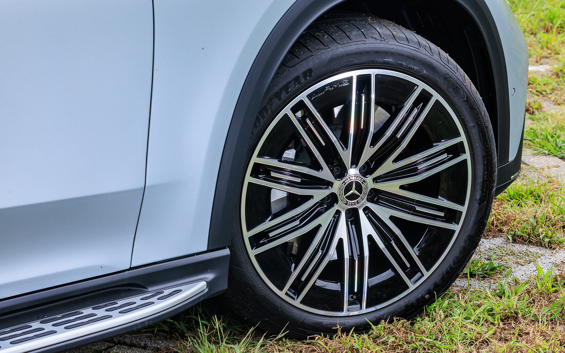 撮影車はオプション設定の21インチAMGマルチスポークアルミホイールをセット