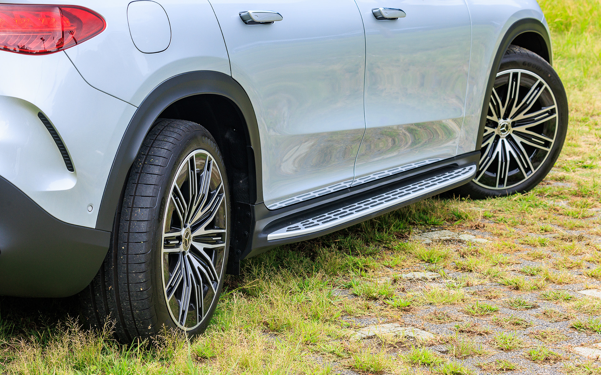 最大10度も切れるリアステアにより、最小回転半径は4.8mを実現