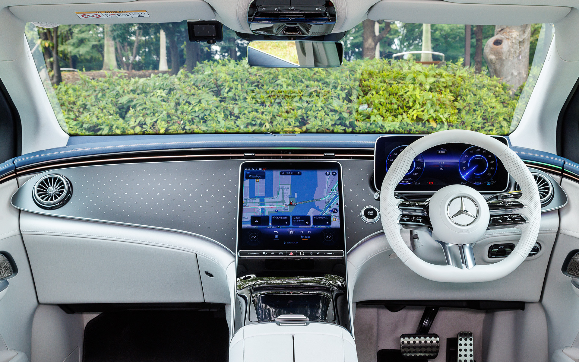 上質なインテリアでは一部に省資源材料（リサイクル材や再生可能原材料）を採用。例えば中古タイヤの熱分解オイルと農業廃棄物から精製されたバイオメタンからケミカルリサイクルで作られたプラスチックをグラブハンドルに利用。そのほかルーフライナーとピラートリム表面の素材は40％リサイクルペットボトルフレークを、また床面のカーペットには漁網など海洋プラスチックごみから作られたナイロン糸を使用している