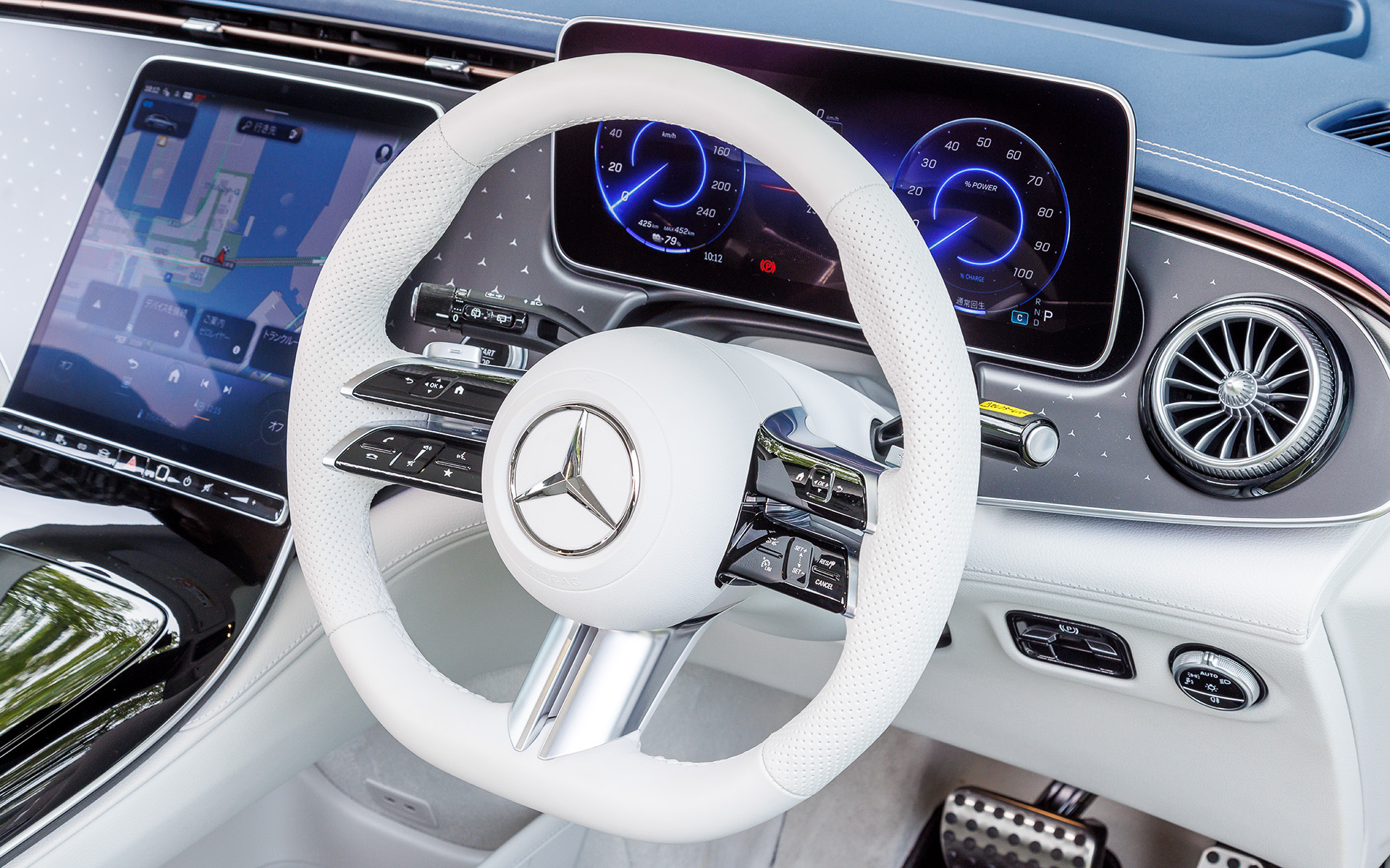 上質なインテリアでは一部に省資源材料（リサイクル材や再生可能原材料）を採用。例えば中古タイヤの熱分解オイルと農業廃棄物から精製されたバイオメタンからケミカルリサイクルで作られたプラスチックをグラブハンドルに利用。そのほかルーフライナーとピラートリム表面の素材は40％リサイクルペットボトルフレークを、また床面のカーペットには漁網など海洋プラスチックごみから作られたナイロン糸を使用している