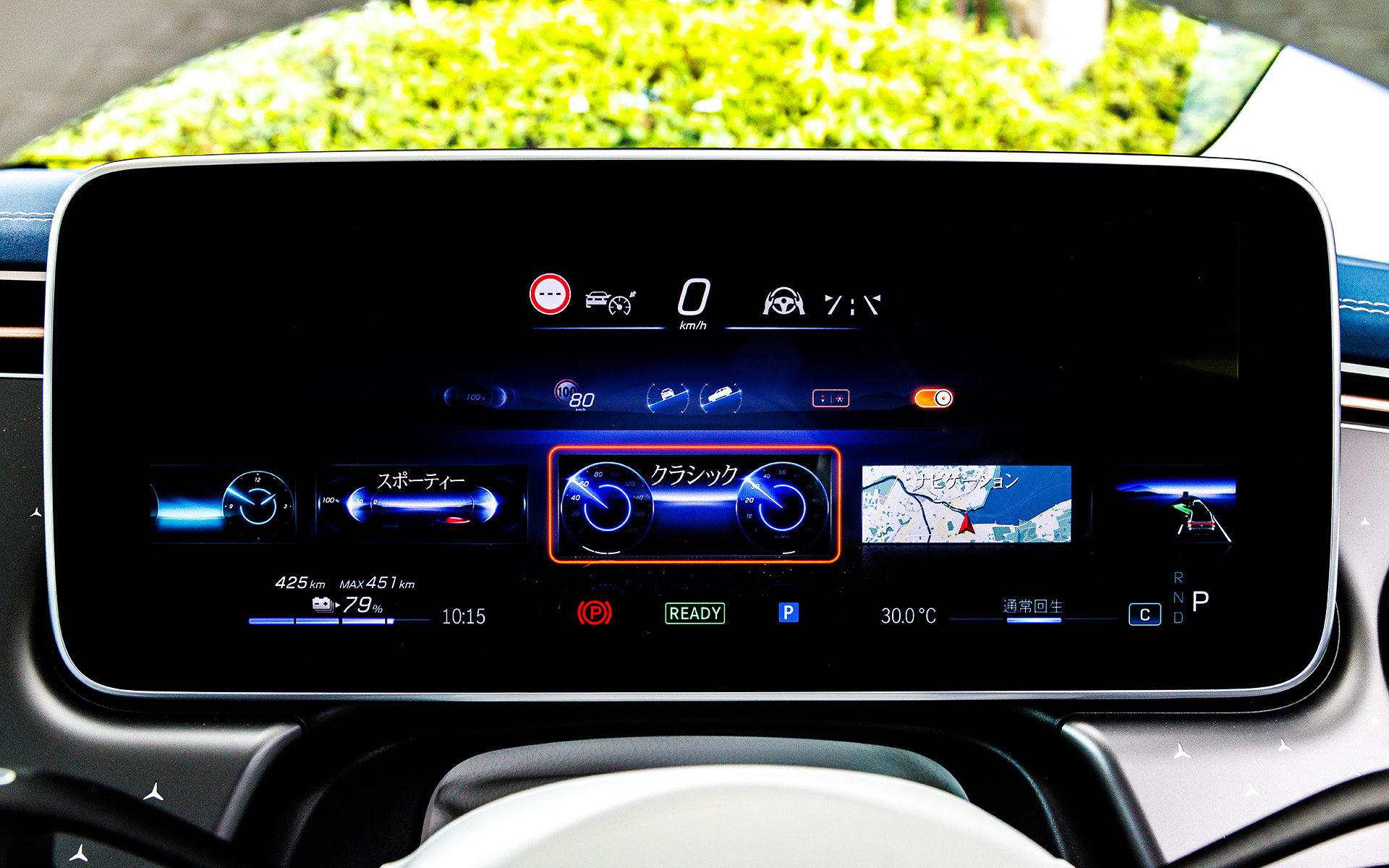 上質なインテリアでは一部に省資源材料（リサイクル材や再生可能原材料）を採用。例えば中古タイヤの熱分解オイルと農業廃棄物から精製されたバイオメタンからケミカルリサイクルで作られたプラスチックをグラブハンドルに利用。そのほかルーフライナーとピラートリム表面の素材は40％リサイクルペットボトルフレークを、また床面のカーペットには漁網など海洋プラスチックごみから作られたナイロン糸を使用している