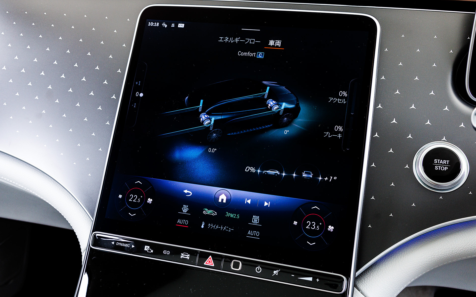上質なインテリアでは一部に省資源材料（リサイクル材や再生可能原材料）を採用。例えば中古タイヤの熱分解オイルと農業廃棄物から精製されたバイオメタンからケミカルリサイクルで作られたプラスチックをグラブハンドルに利用。そのほかルーフライナーとピラートリム表面の素材は40％リサイクルペットボトルフレークを、また床面のカーペットには漁網など海洋プラスチックごみから作られたナイロン糸を使用している
