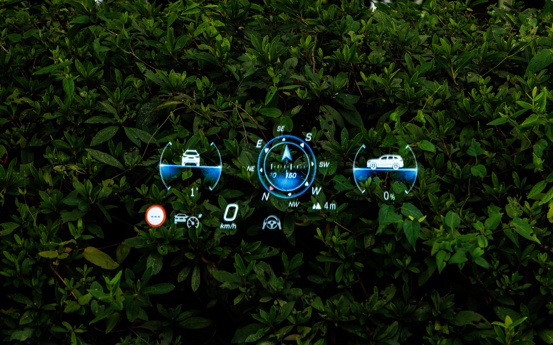 上質なインテリアでは一部に省資源材料（リサイクル材や再生可能原材料）を採用。例えば中古タイヤの熱分解オイルと農業廃棄物から精製されたバイオメタンからケミカルリサイクルで作られたプラスチックをグラブハンドルに利用。そのほかルーフライナーとピラートリム表面の素材は40％リサイクルペットボトルフレークを、また床面のカーペットには漁網など海洋プラスチックごみから作られたナイロン糸を使用している