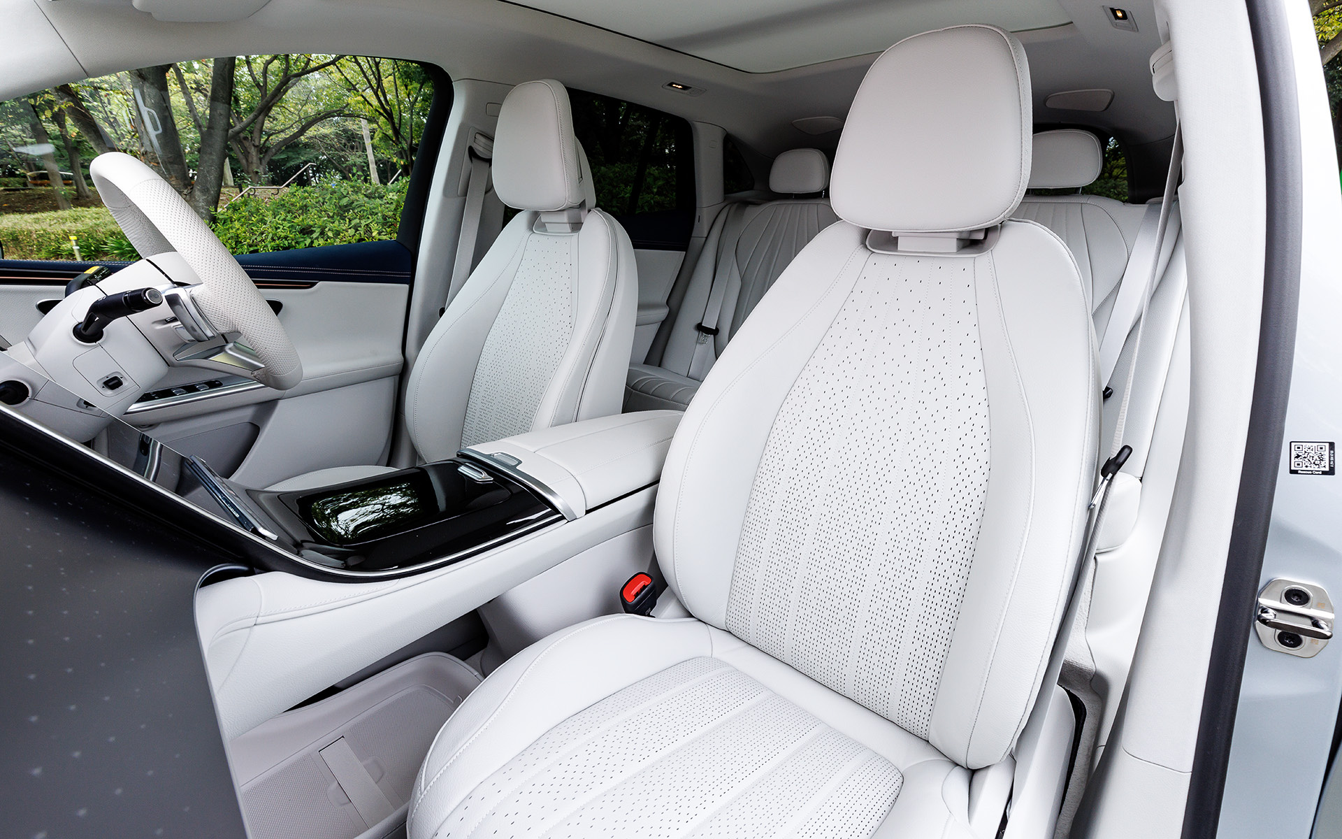 上質なインテリアでは一部に省資源材料（リサイクル材や再生可能原材料）を採用。例えば中古タイヤの熱分解オイルと農業廃棄物から精製されたバイオメタンからケミカルリサイクルで作られたプラスチックをグラブハンドルに利用。そのほかルーフライナーとピラートリム表面の素材は40％リサイクルペットボトルフレークを、また床面のカーペットには漁網など海洋プラスチックごみから作られたナイロン糸を使用している