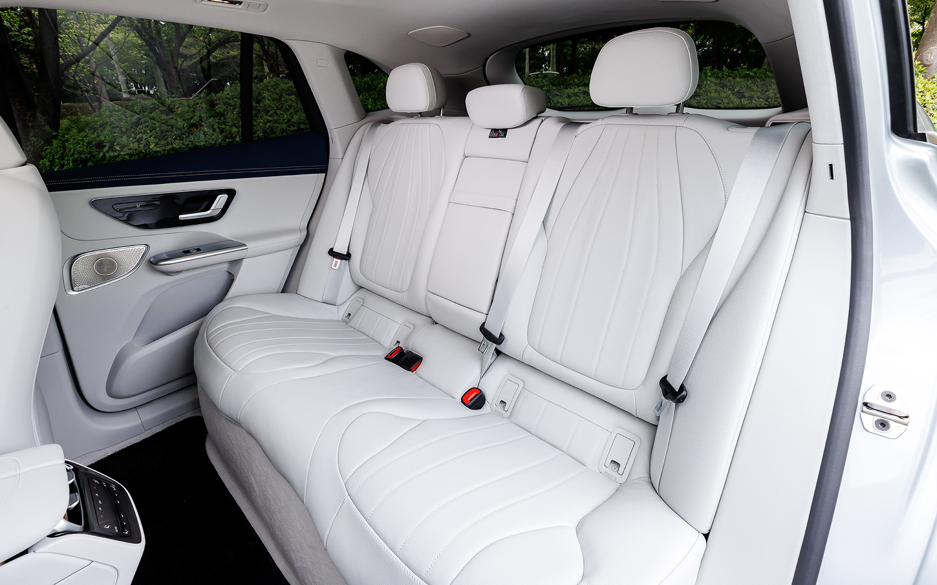 上質なインテリアでは一部に省資源材料（リサイクル材や再生可能原材料）を採用。例えば中古タイヤの熱分解オイルと農業廃棄物から精製されたバイオメタンからケミカルリサイクルで作られたプラスチックをグラブハンドルに利用。そのほかルーフライナーとピラートリム表面の素材は40％リサイクルペットボトルフレークを、また床面のカーペットには漁網など海洋プラスチックごみから作られたナイロン糸を使用している