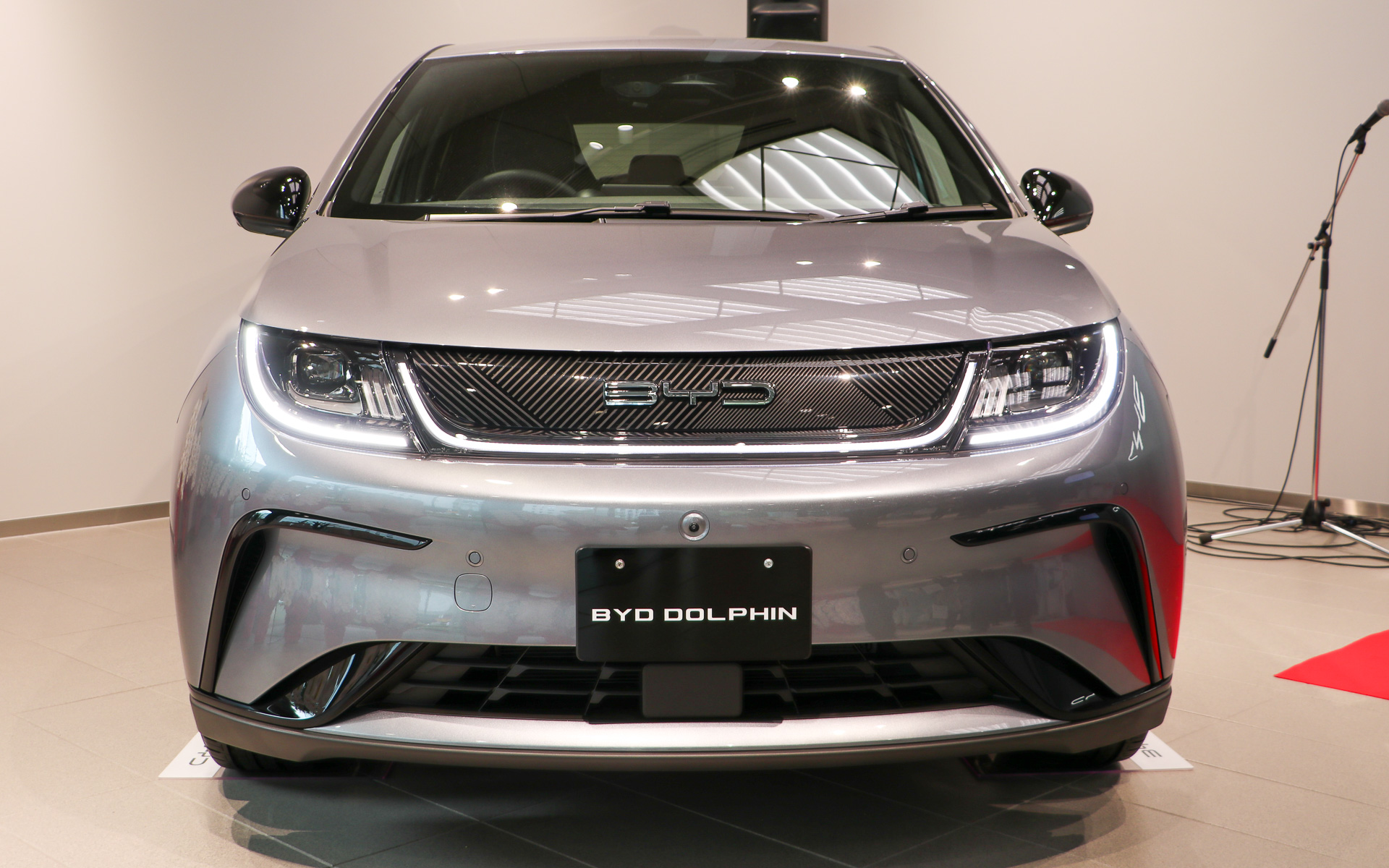 LEDヘッドライトを採用。撮影車両のボディカラーはアーバングレー