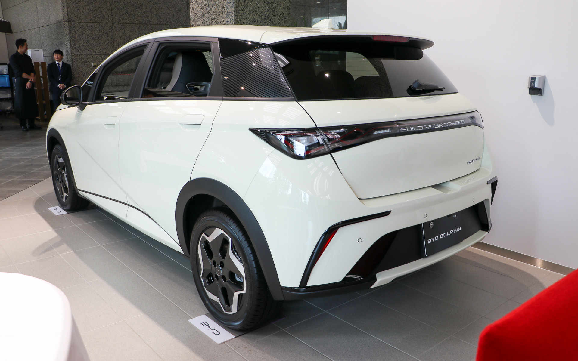 スタンダードモデルは単色だが、ロングレンジモデルはガラスルーフになり、ボンネットもカラーが異なる2トーン仕様となる