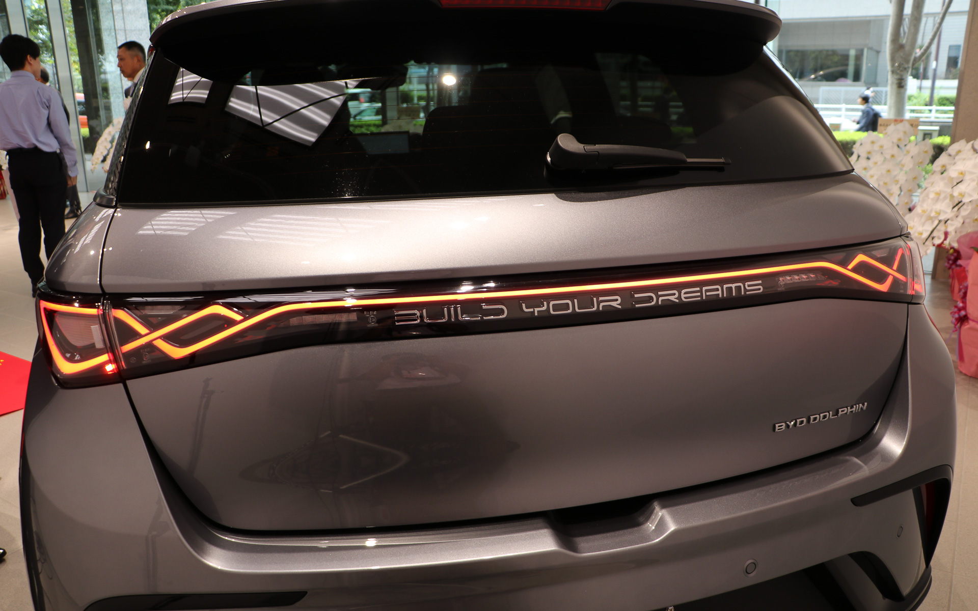 テールランプは交錯した複雑なデザインを採用